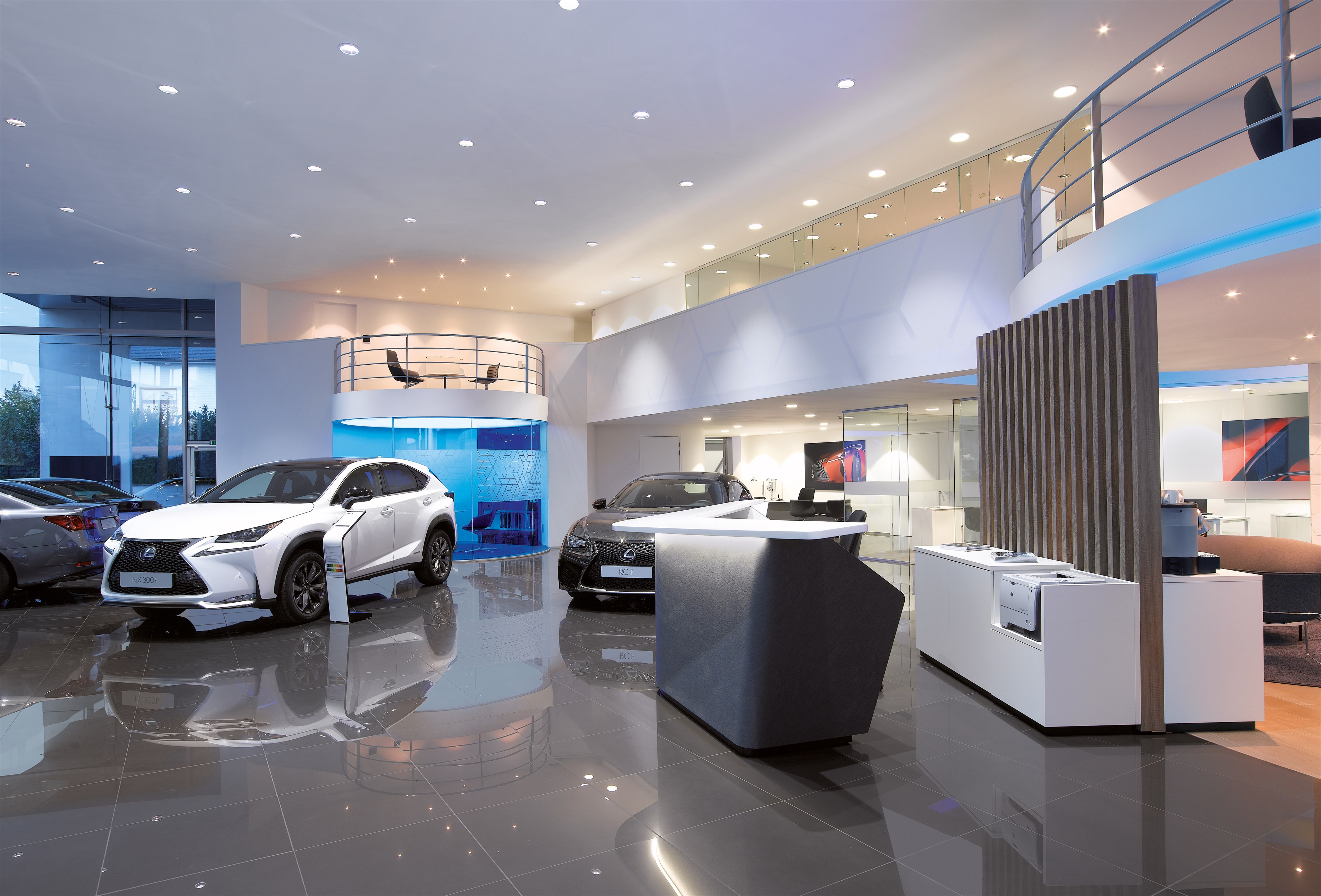 Автосалоне партнере банка. Lexus Showroom. Lexus шоурум. Lexus Showroom Interior. Интерьер автосалона.