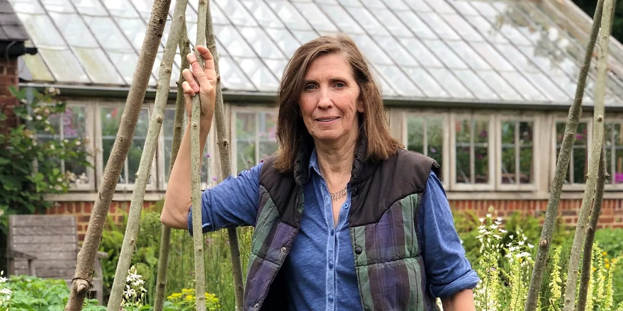 Sue Stuart-Smith, British psychiatrist and psychotherapist.  She married Tom Stuart-Smith, renowned garden designer, and in over 30 years together they have created the beautiful Barn Garden in Hertfordshire.  He is the author of "Well organized mind.  (Photo: Garcen Museum).