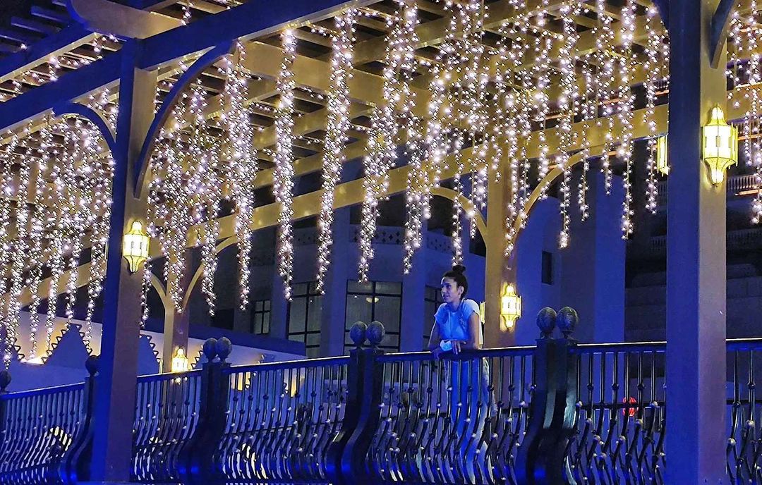 "Nada más lindo que la magia que producen las luces al anochecer", dice Carolina en Porto Arabia y lo muestra en su perfil @scaroleiva_fitdanceanimation