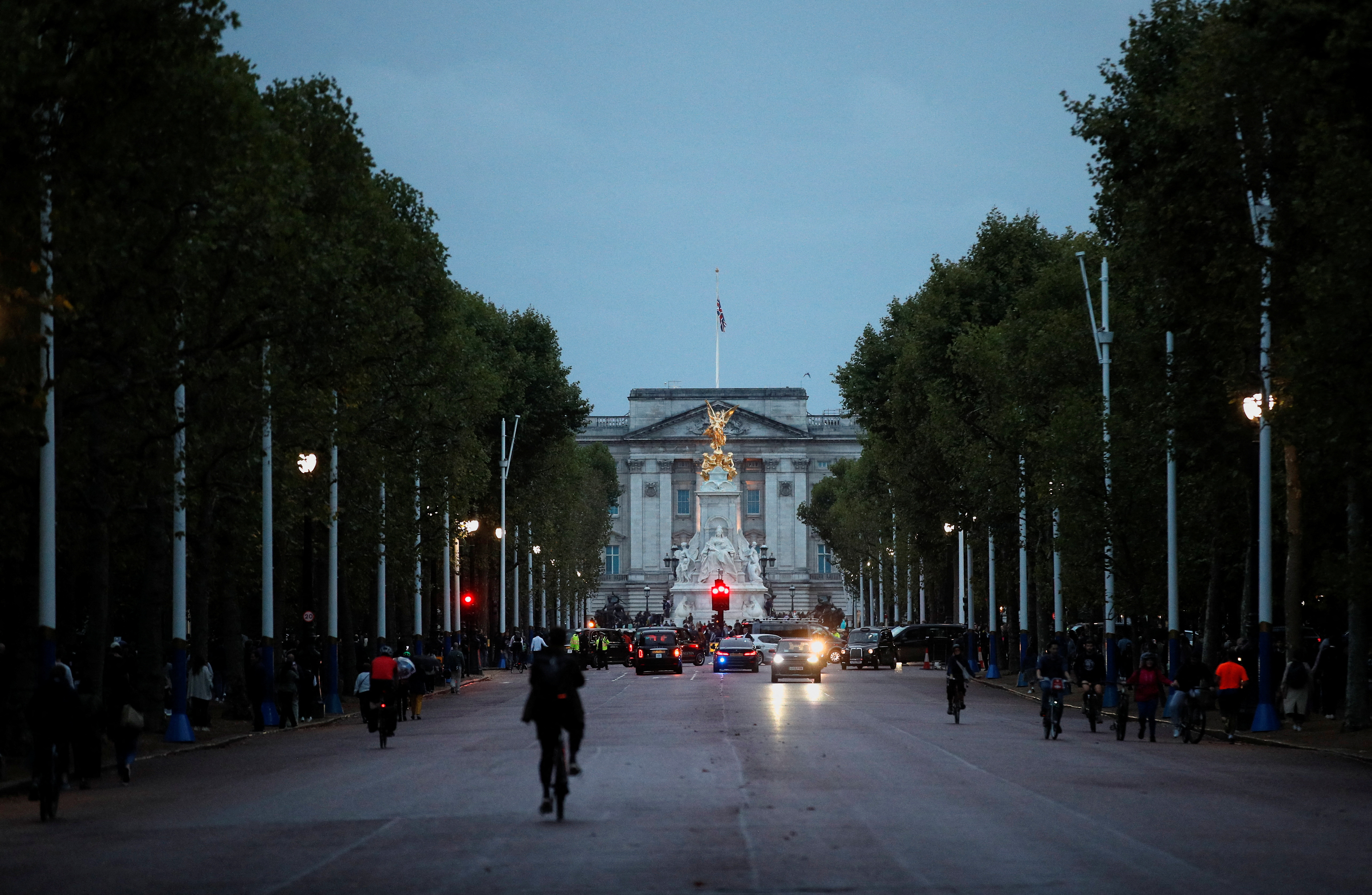 Multitudes llorosas afuera del Palacio de Buckingham cantaron un triste "God Save the Queen" cuando se supo la noticia de la muerte de Isabel II el jueves (REUTERS/Peter Nicholls)