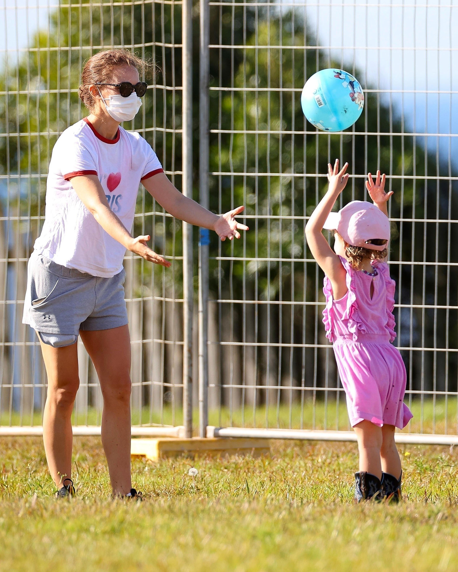 Día en familia. Natalie Portman disfrutó de una tarde en el parque junto a su hija en Sídney. Allí, jugaron a la pelota y se entretuvieron al aire libre (Fotos: The Grosby Group)