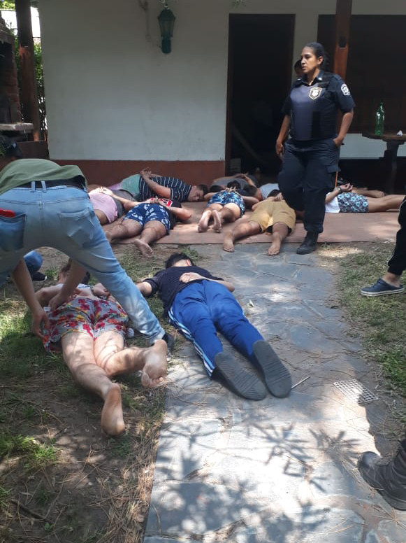Los acusados en la casa de calle 203 el sábado 18 de enero durante la detención
