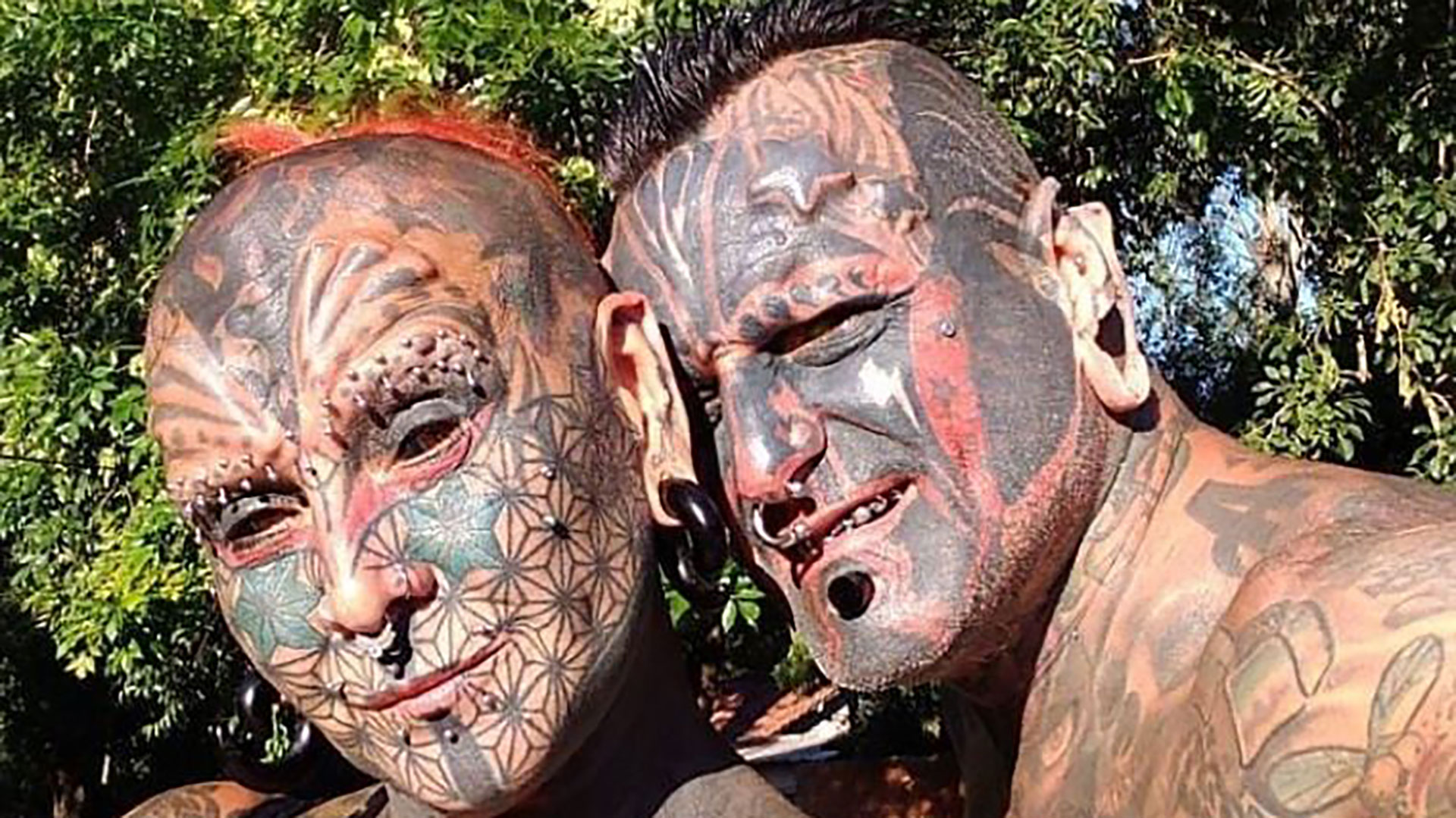 Tienen cientos de tatuajes y alcanzaron el récord Guinness: la historia de  “la pareja más modificada del planeta” - Infobae