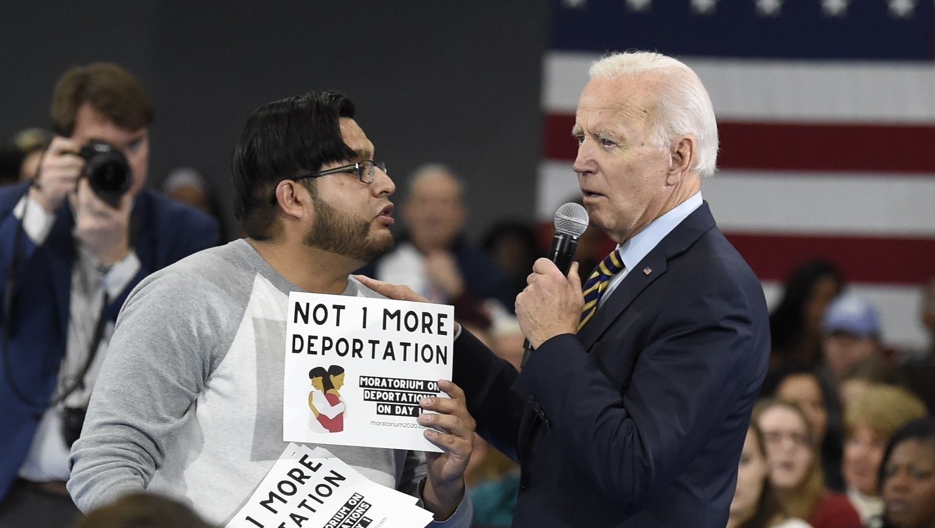 Joe Biden habla con un manifestante que reclama el fin de las deportaciones (AP/archivo)