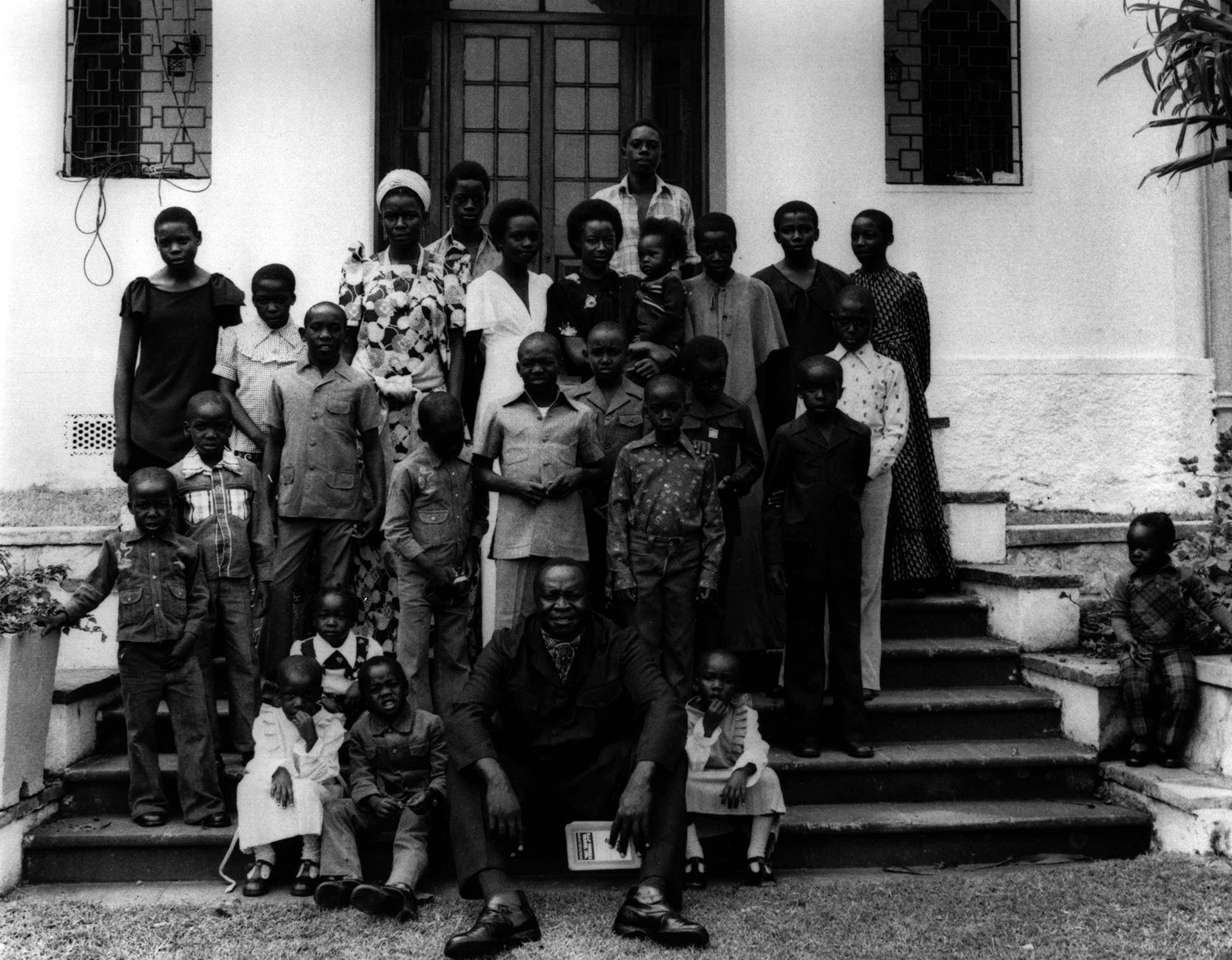 Idi Amin posa con 27 de sus hijos