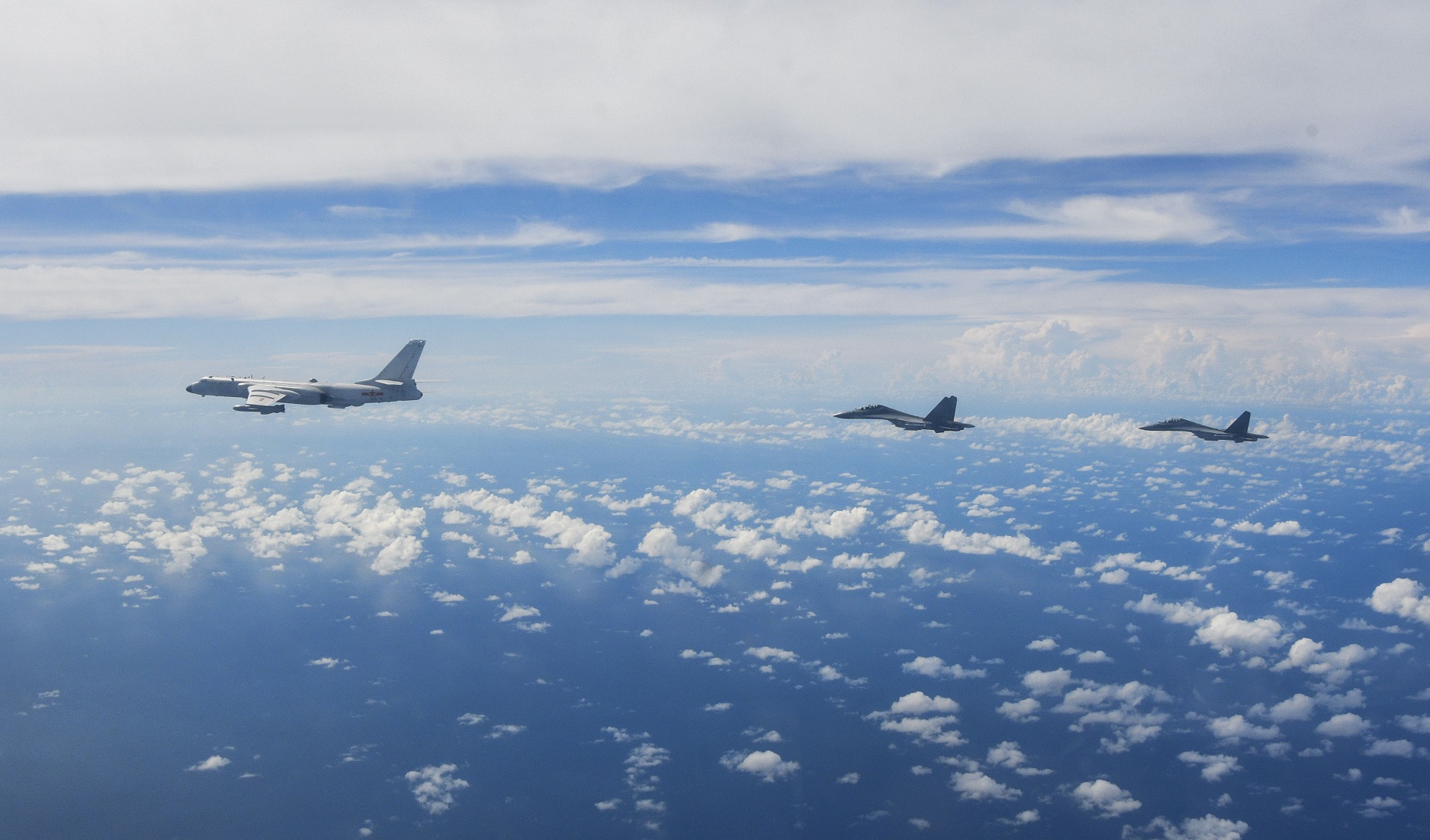 El Comando de la Fuerza Aérea de Taiwán denunció que 26 aviones de combate y cuatro buques chinos se ha aproximaron a su espacio aéreo y marítimo, como lo han venido haciendo de manera reiterada durante las últimas semanas. (AP)