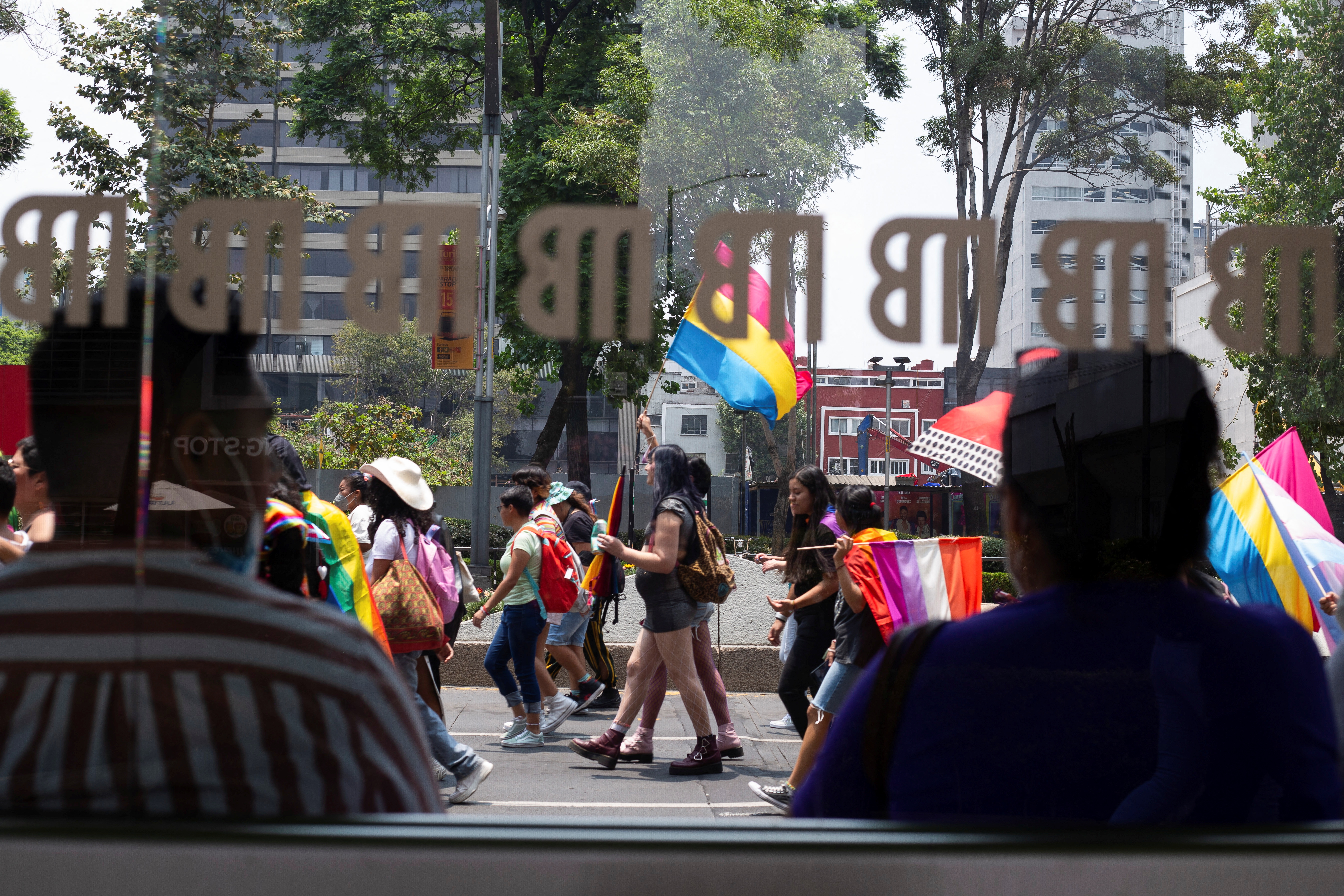 La marcha busca visibilizar y reconocer los derechos humanos de la comunidad LGBTTTIQ+ (REUTERS/Quetzalli Nicte-Ha)