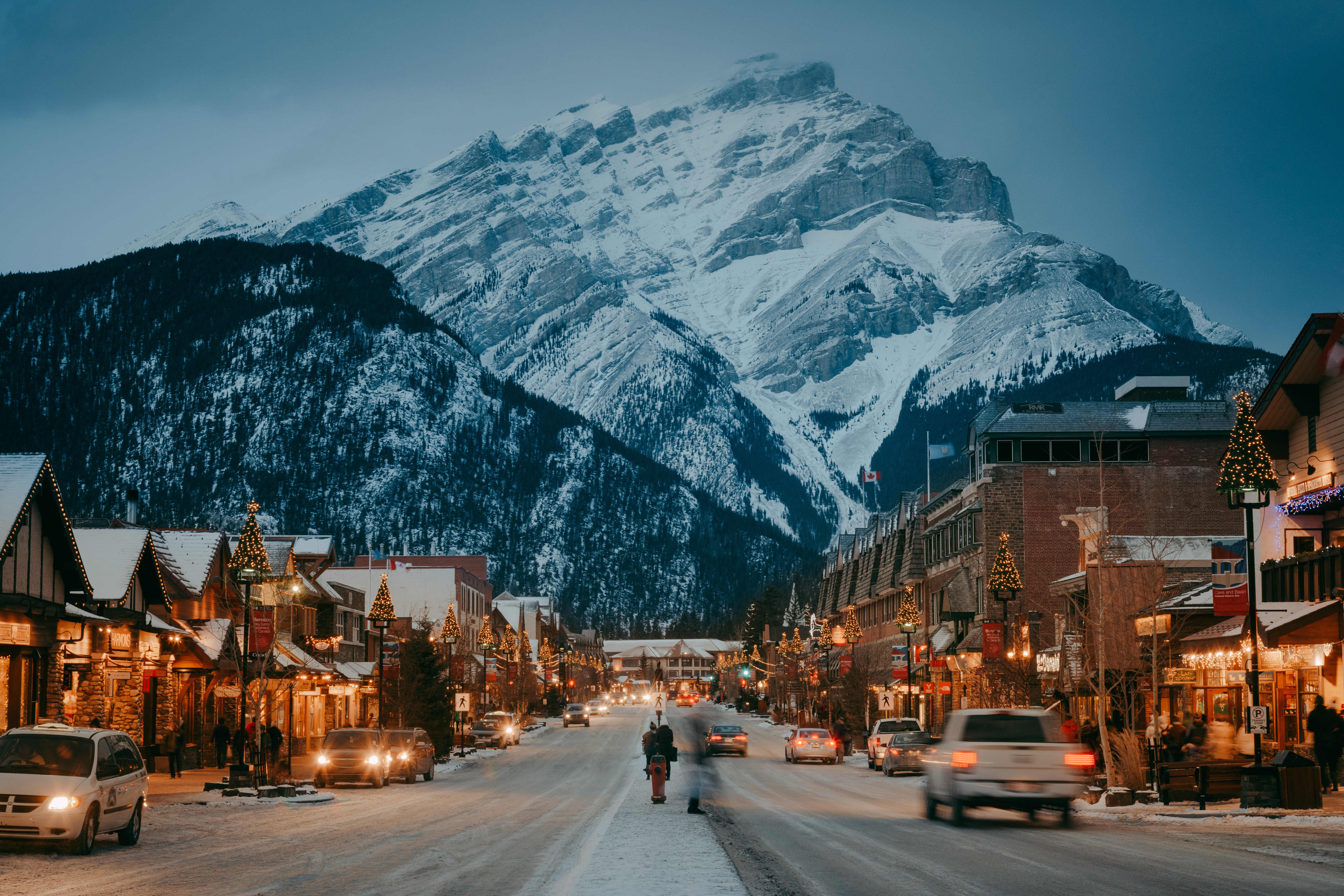 Las imponentes montañas que rodean la tranquilidad del centro de Banff (crédito Travel Alberta)
