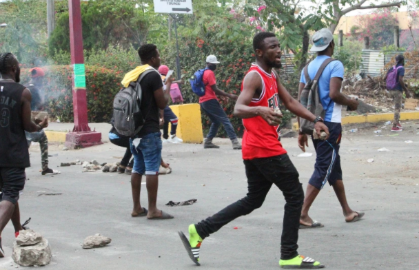 Migrantes haitianos y africanos se enfrentaron en Tapachula