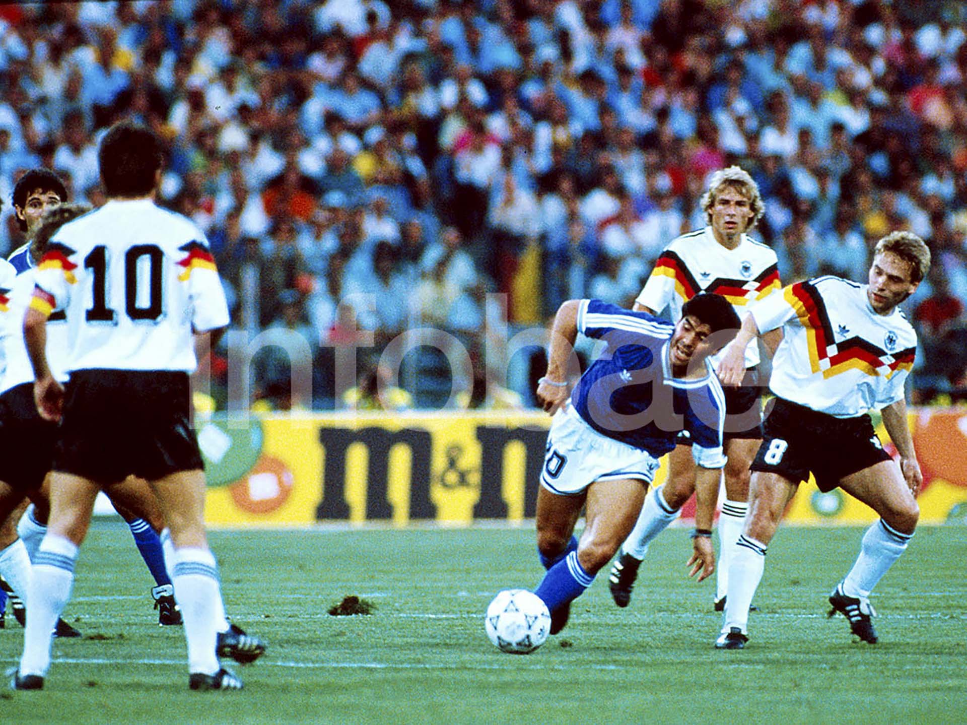 Diego Maradona lleva la pelota ante Alemania en un tramo de la final del Mundial de 1990 que quedaría en manos de los europeos