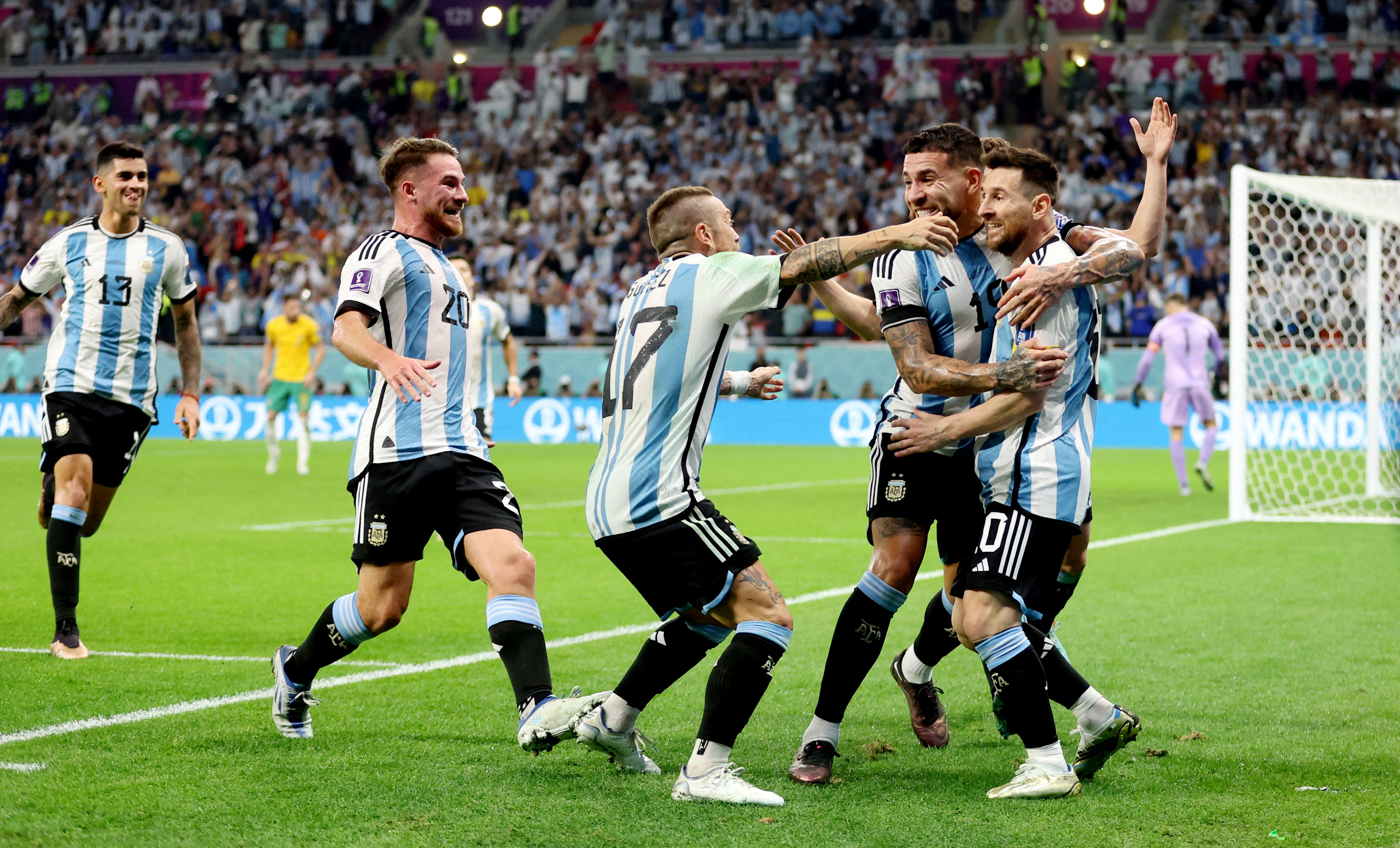 Lionel Messi festeja su gol junto a Otamendi, Papu Gómez, Alexis Mac Allister (REUTERS/Carl Recine)