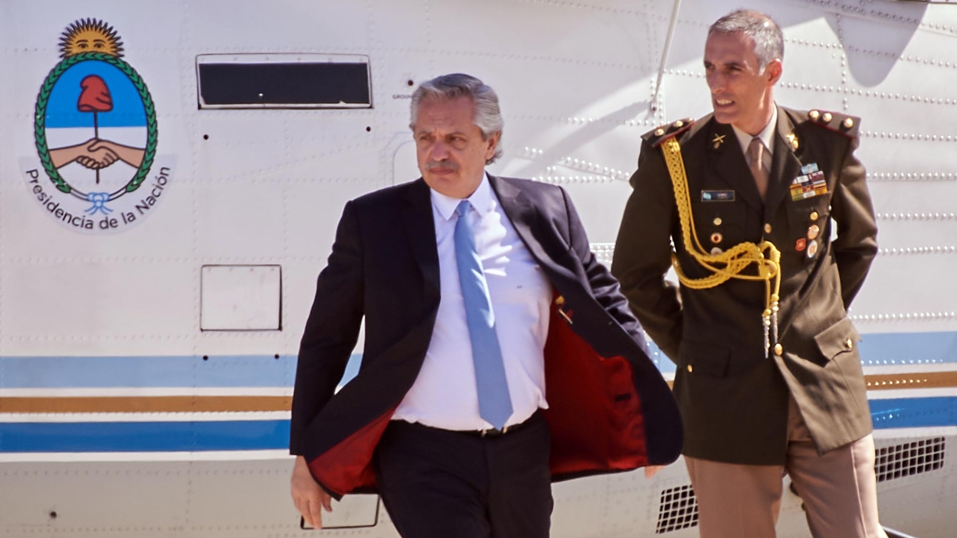 Alberto Fernández baja de la aeronave presidencial (Aglaplata)