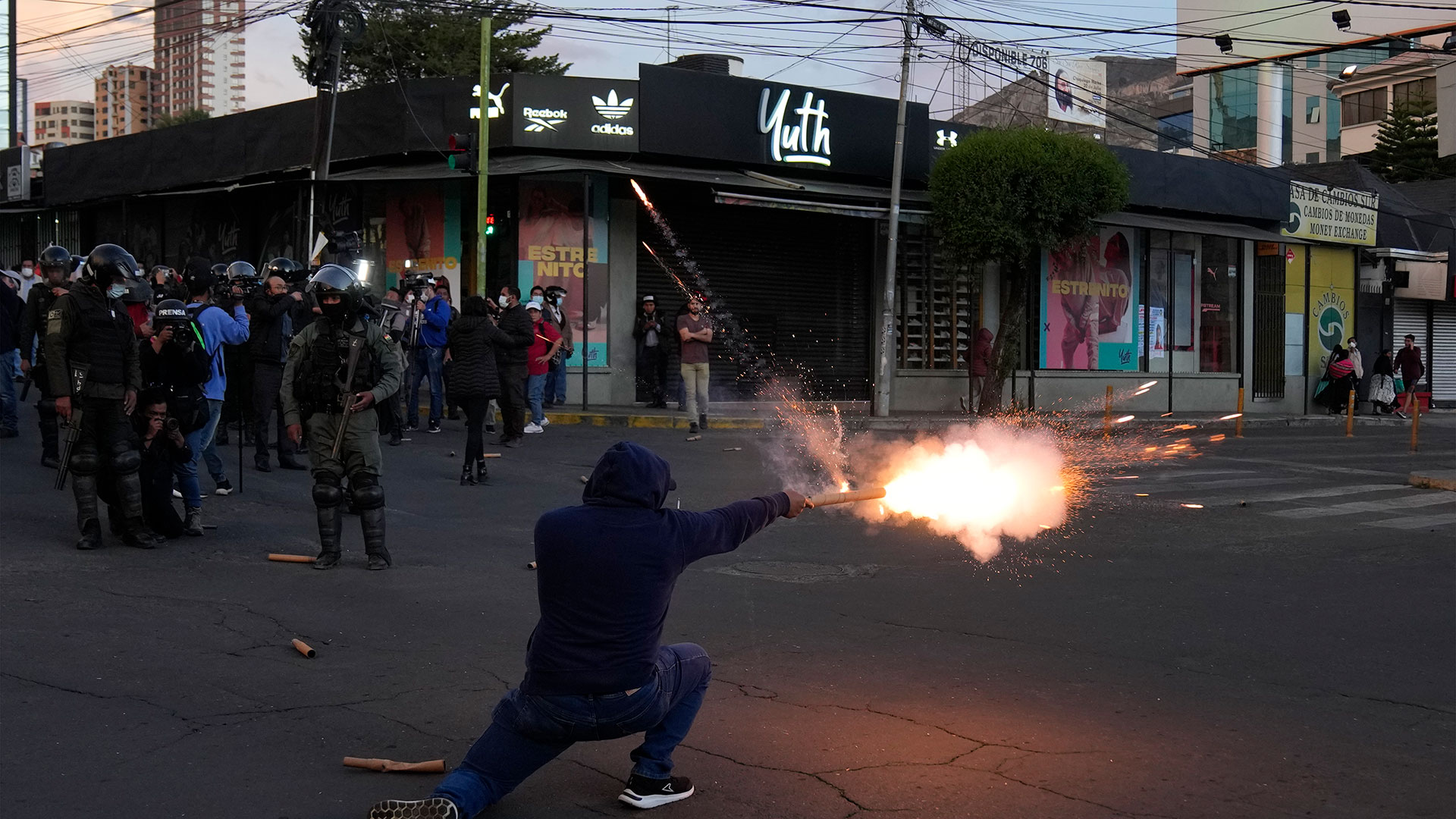 Hubo incidentes en La Paz por enfrentamientos entre los cívicos y afines al gobierno (AP)