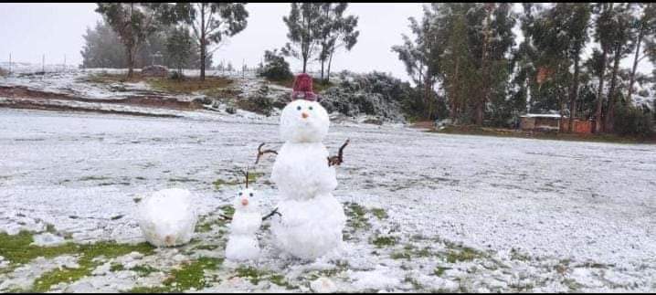 Cusqueños arman divertidos muñecos de nieve.