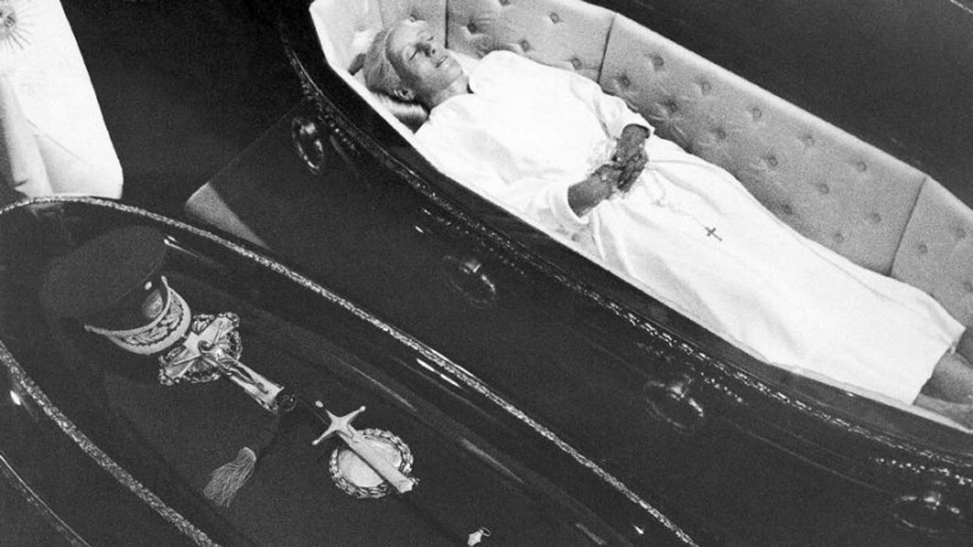 Le quitaron un rosario de las manos y lo secuestraron: el calvario del cadáver de Eva Perón - Infobae