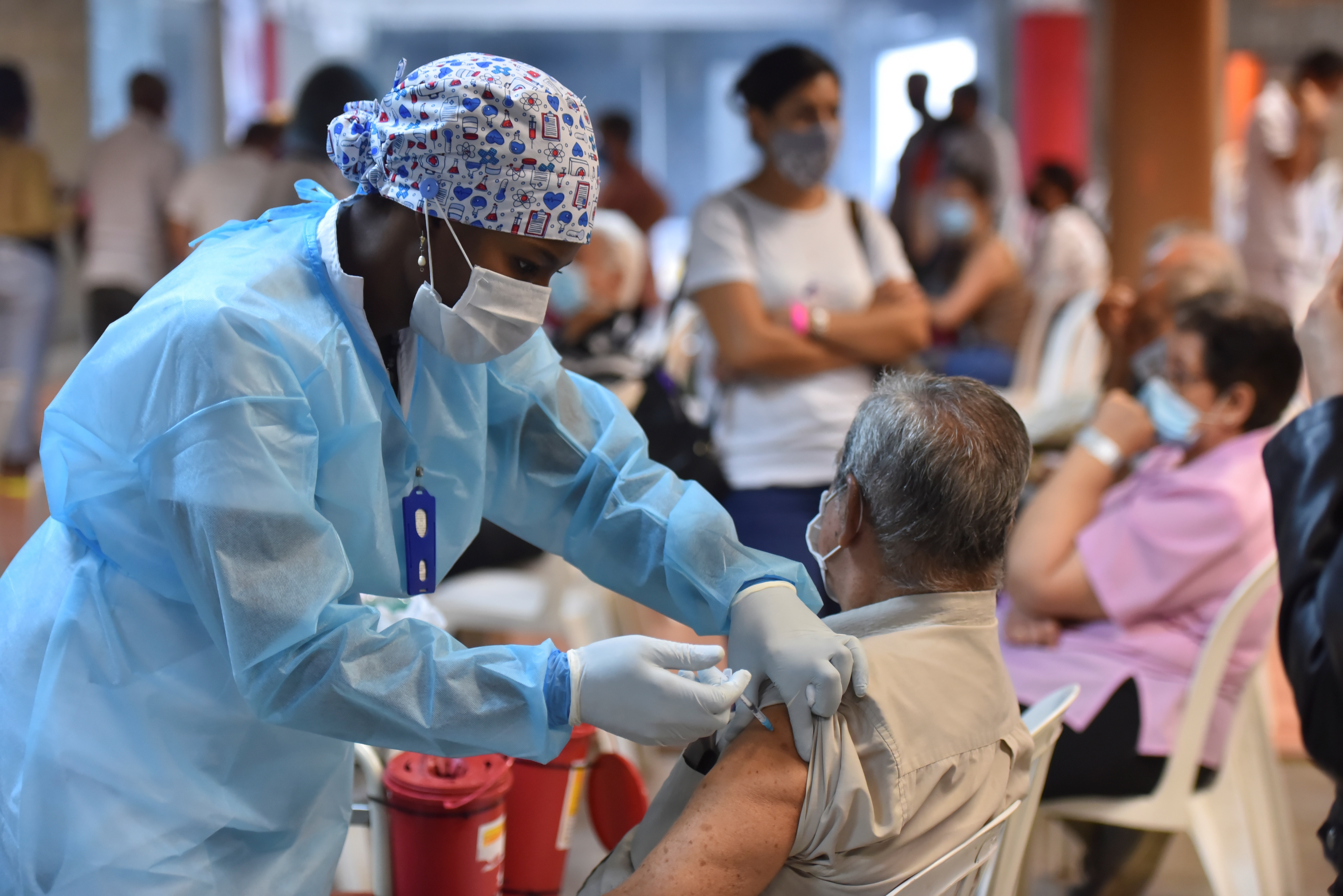 Un adulto mayor recibe una dosis de la vacuna contra la COVID-19 en Brasil EFE/Ernesto Guzman Jr./Archivo
