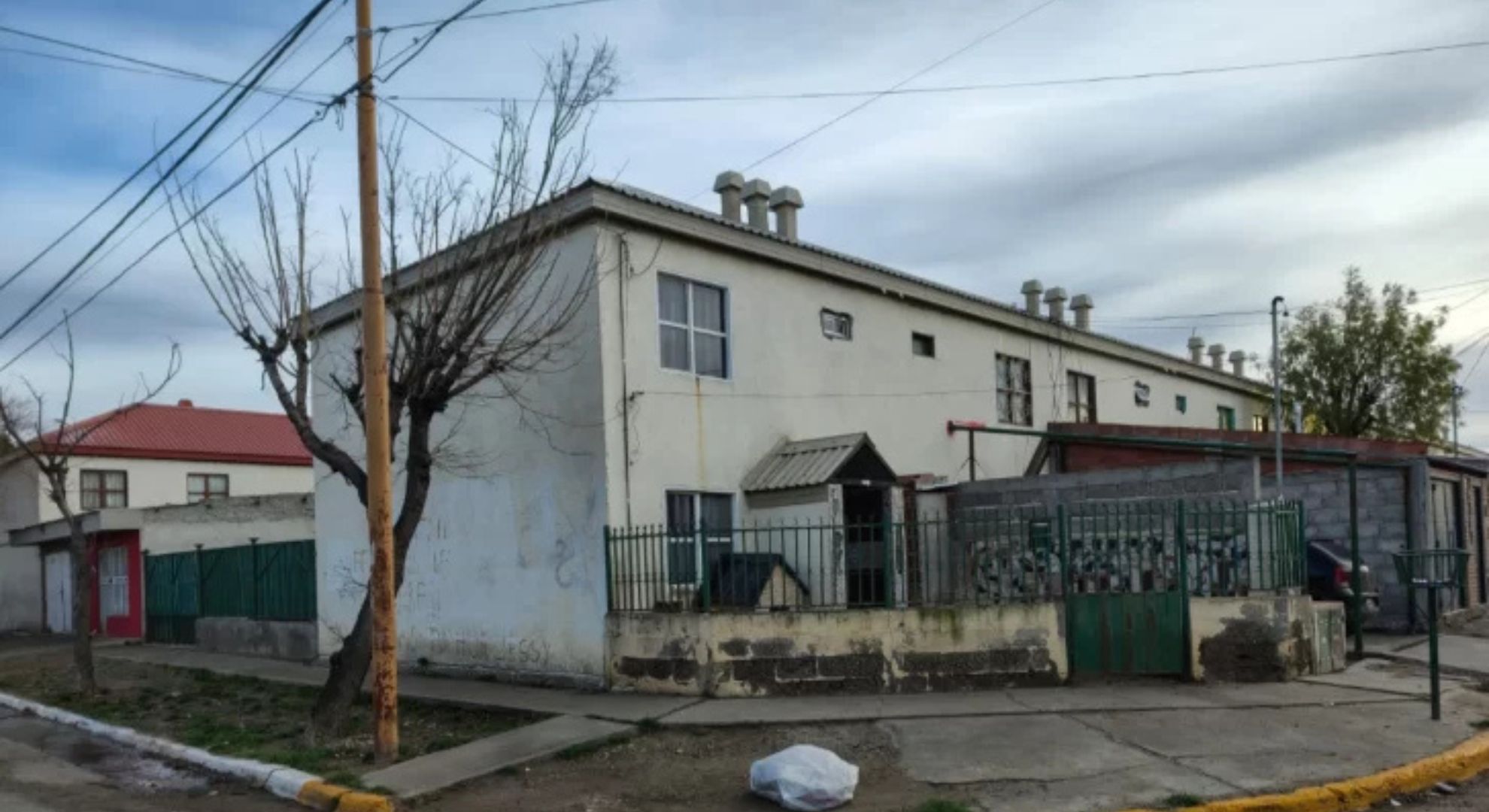 Encerrados, denustridos y golpeados: detuvieron a una madre y su pareja por maltrato infantil en Santa Cruz