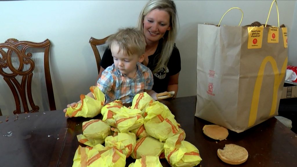 Las 31 hamburguesas que pidió el pequeño Barret fueron compartidas por los vecinos de su madre