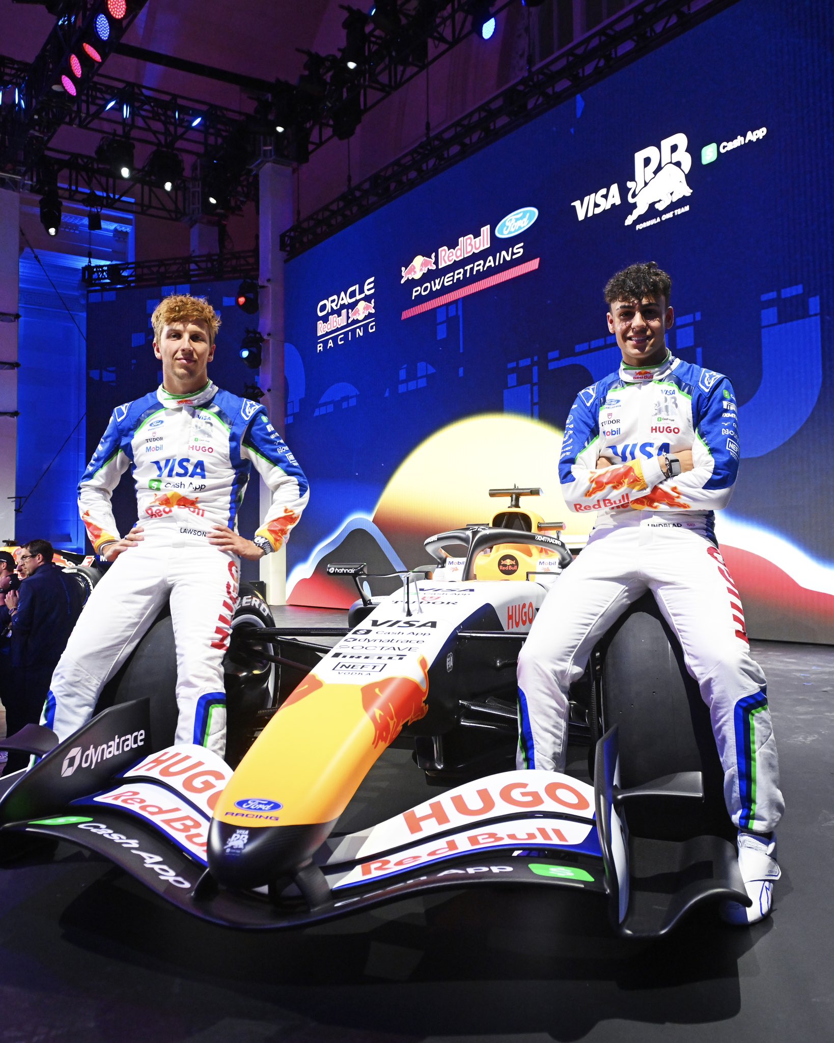 El accidente bajo la lluvia que tuvo uno de los debutantes en la Fórmula 1 durante su primera vuelta con el coche del 2026