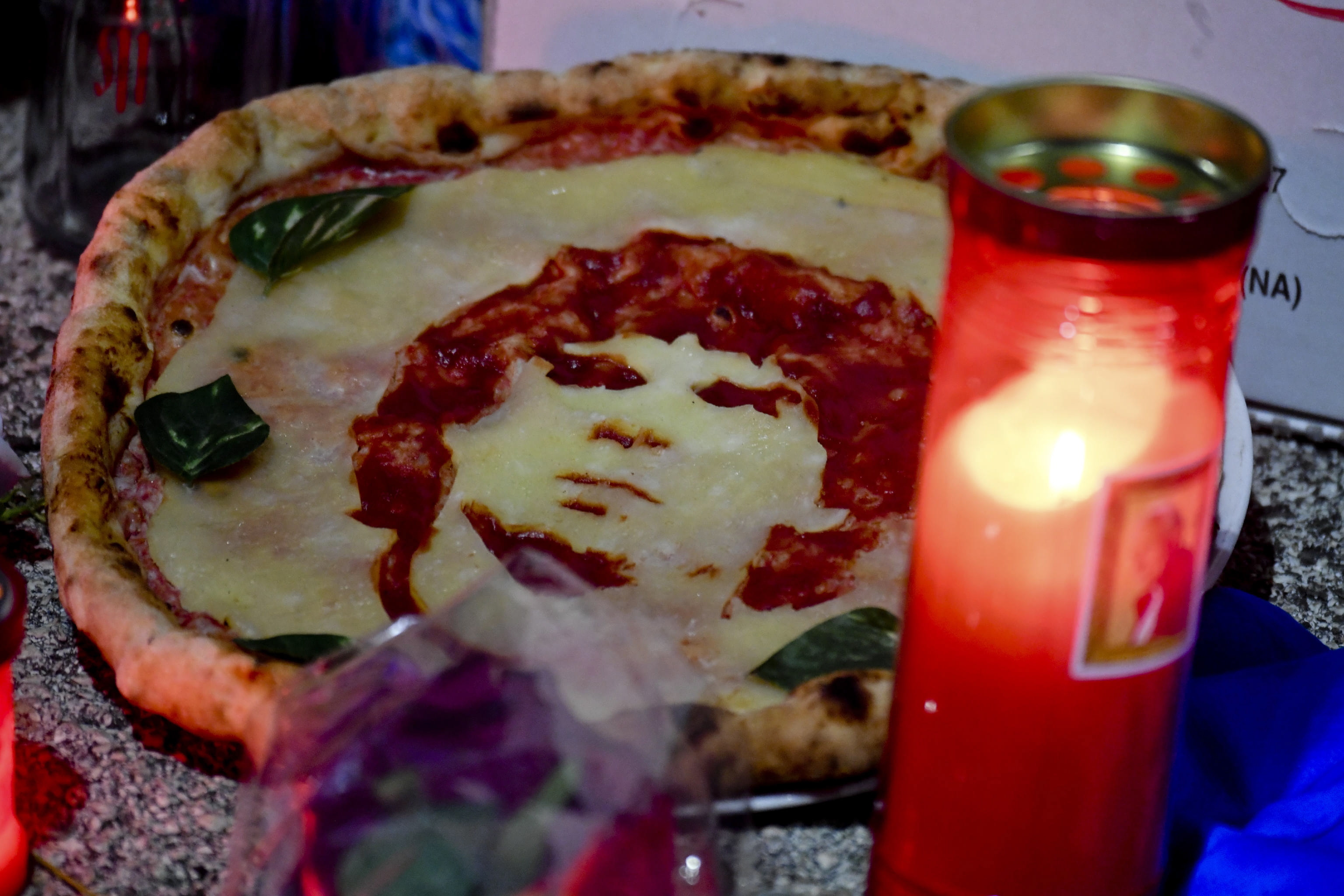 Pizzas, pastas y chocolates: la única forma en que Napoli podía pagarle a Maradona y el inesperado efecto del homenaje de Messi