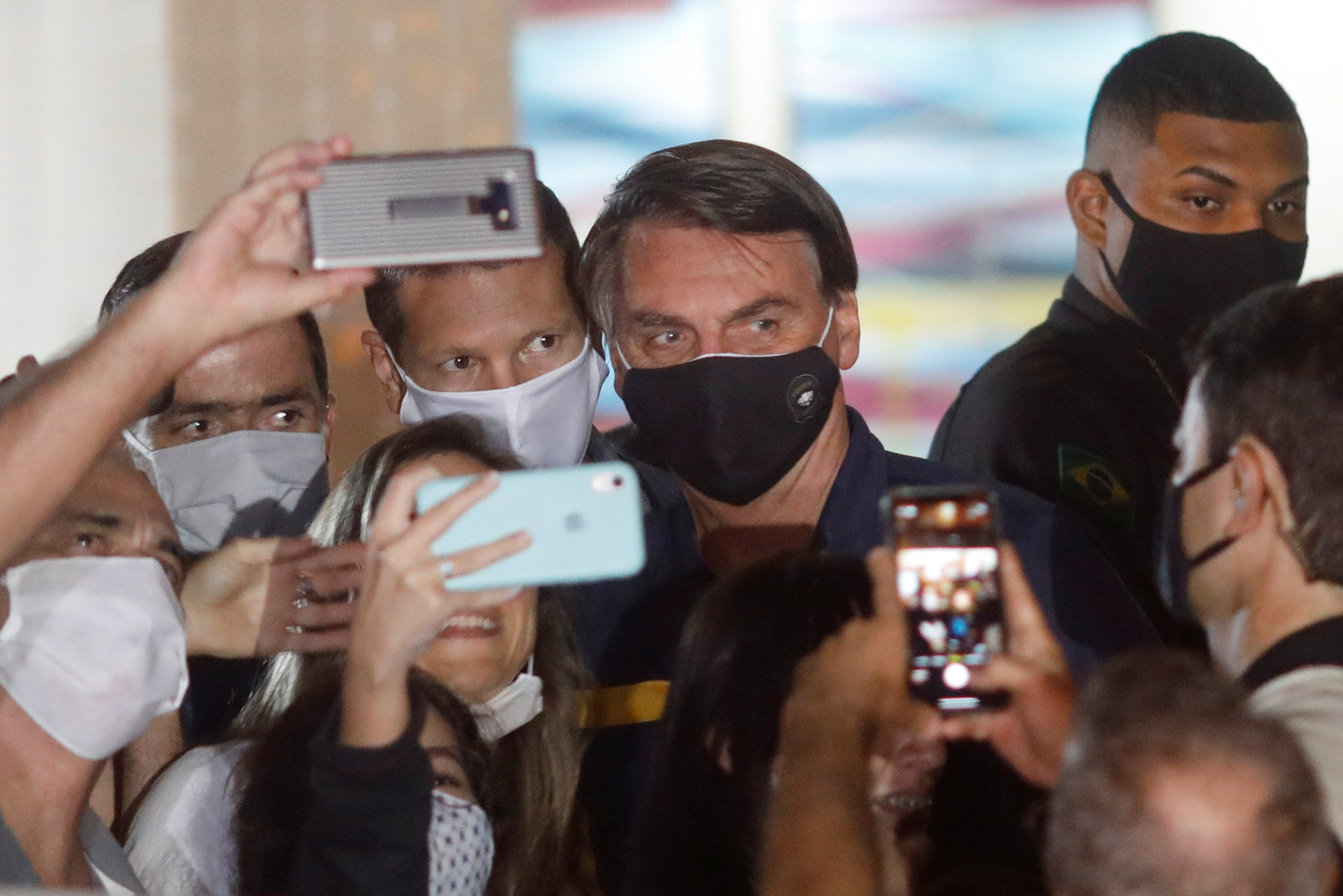 En la medida en que la crisis por coronavirus se agravó en Brasil, Bolsonaro cedió y apareció públicamente con máscara facial cada vez más REUTERS/Adriano Machado