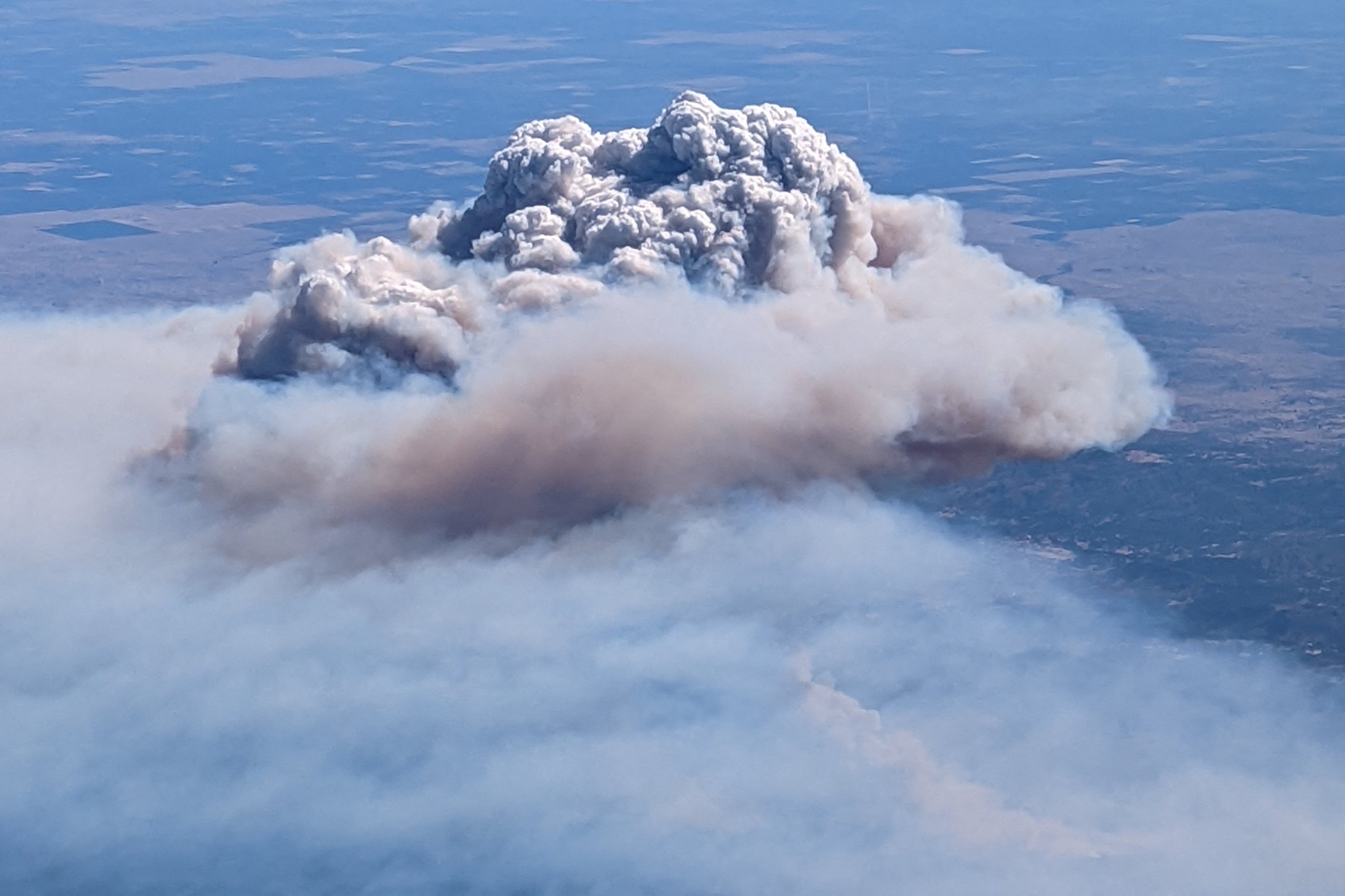 Imagen aérea de la nube de humo proveniente del incendio forestal. Matt Garr/via REUTERS 