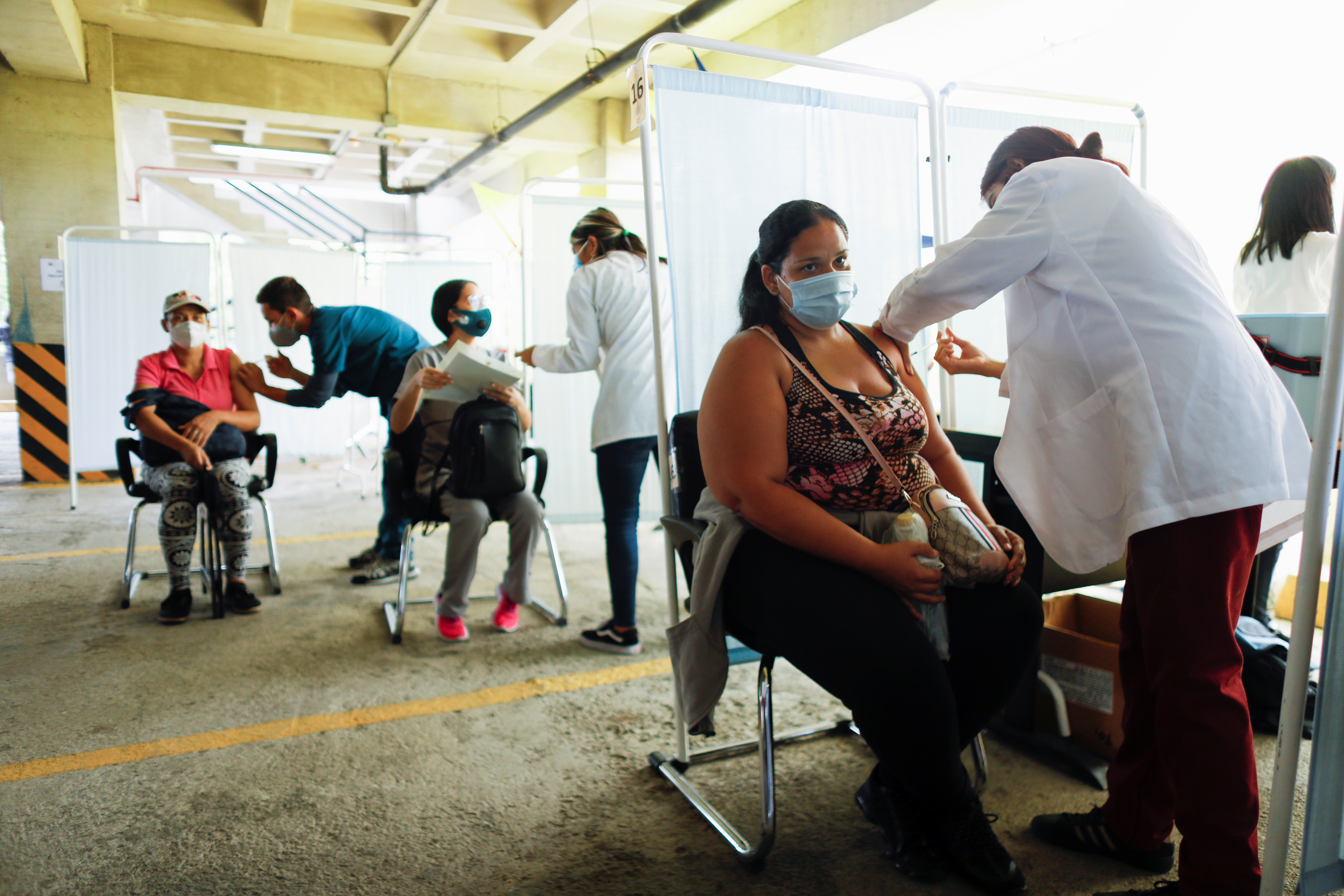 Personas vacunándose en Venezuela (REUTERS/Leonardo Fernández Viloria)