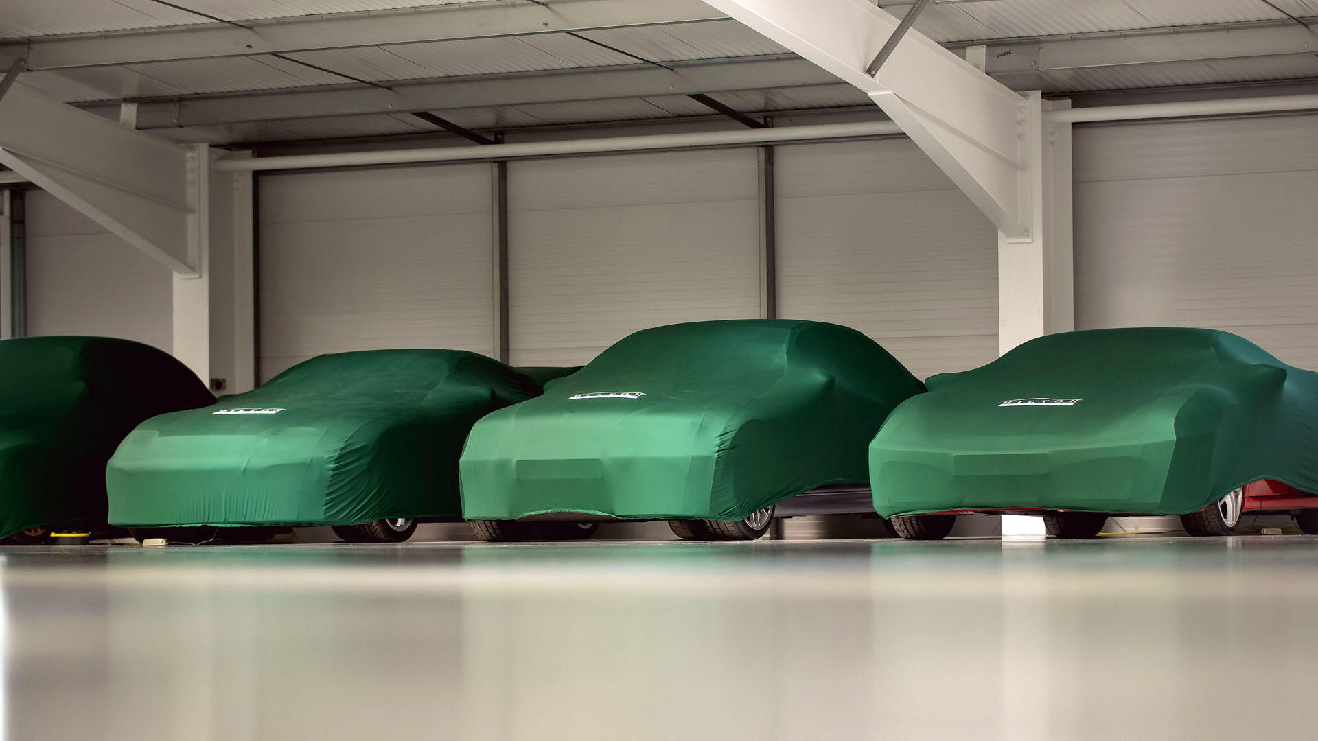 Los automóviles quedan limpios, mantenidos y preservados del polvo con cobertores, pero también con condiciones de temperatura y humedad ideales
