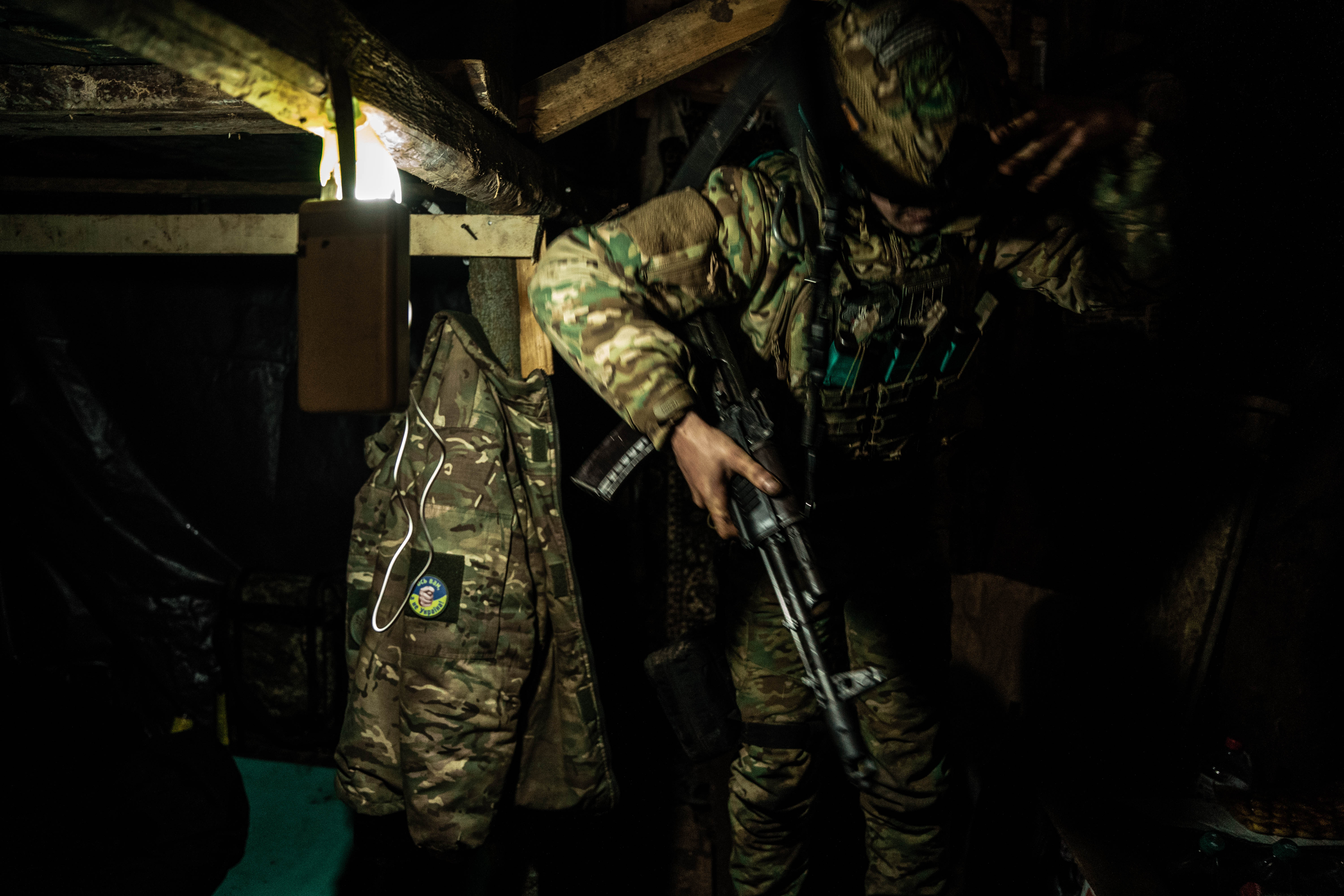 A solas, a oscuras, bajo el fuego enemigo y con el constante sonido de los bombardeos en sus oidos. Así descansan los soldados ucranianos afectados al frente