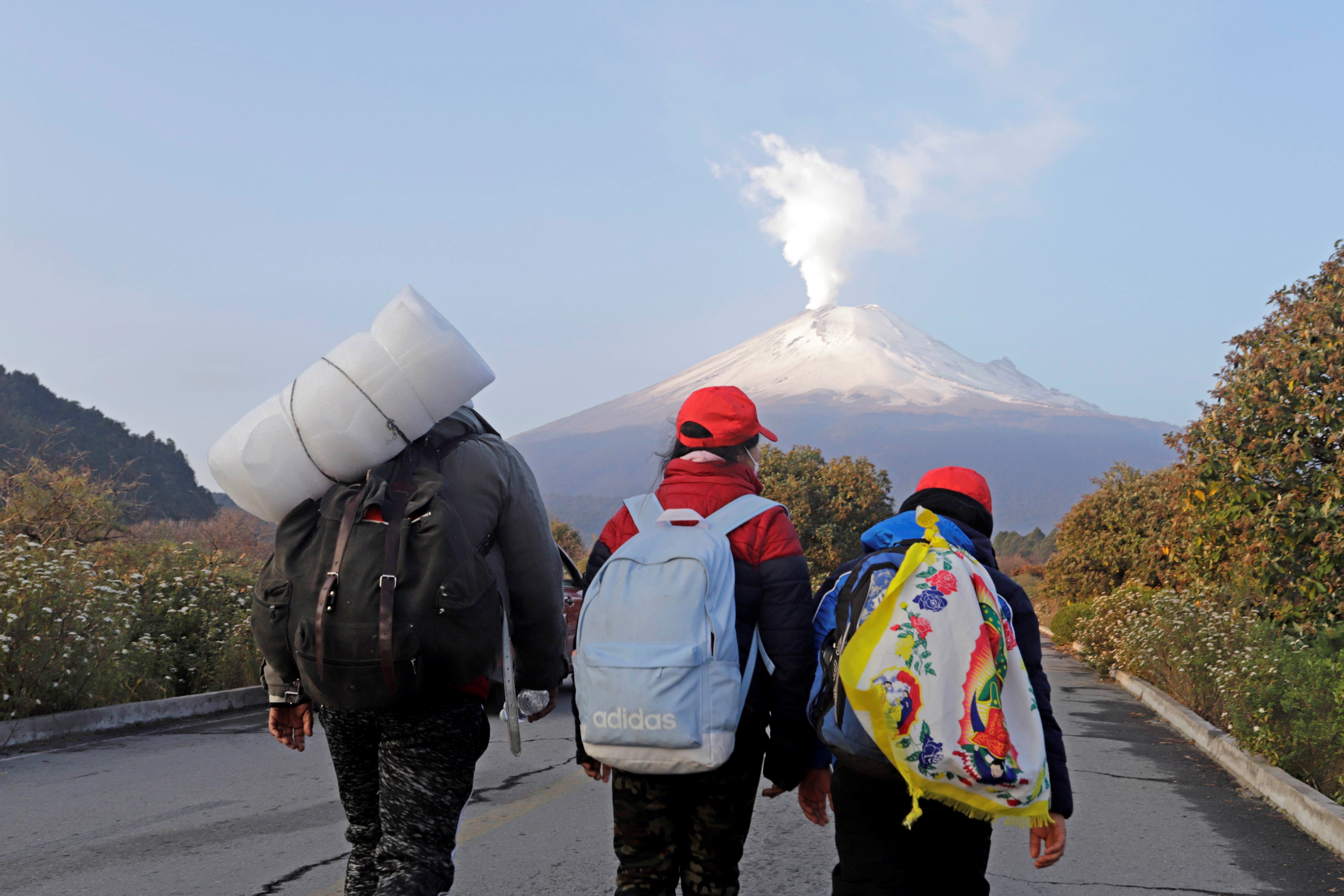 Un grupo de peregrinos avanza hoy miércoles por el Paso de Cortés, en las faldas del Volcán Popocatépetl, en el estado de Puebla rumbo a la Basílica de Guadalupe. (Foto: EFE)
