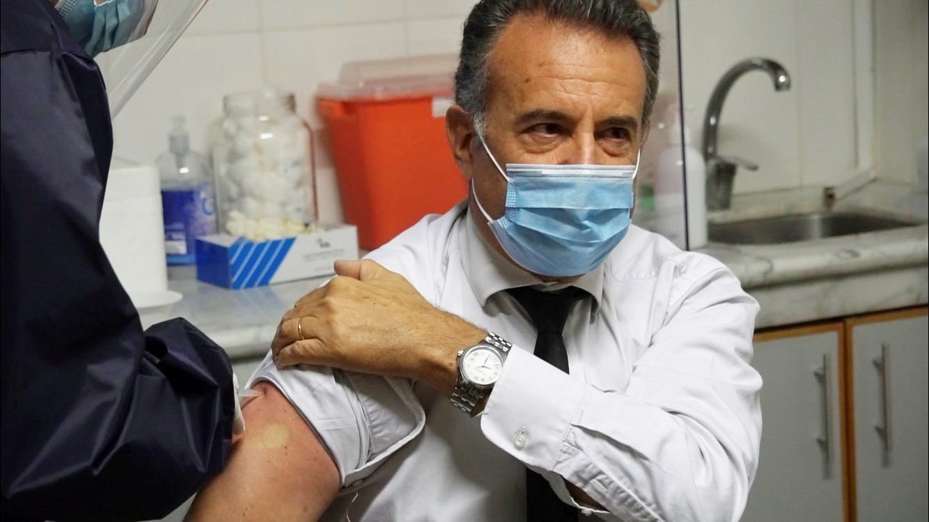 Fotografía cedida por el Ministerio de Salud Pública de Uruguay que muestra al ministro Daniel Salinas mientras recibe la vacuna en Montevideo (Uruguay). EFE/ Ministerio De Salud Pública Uruguay
