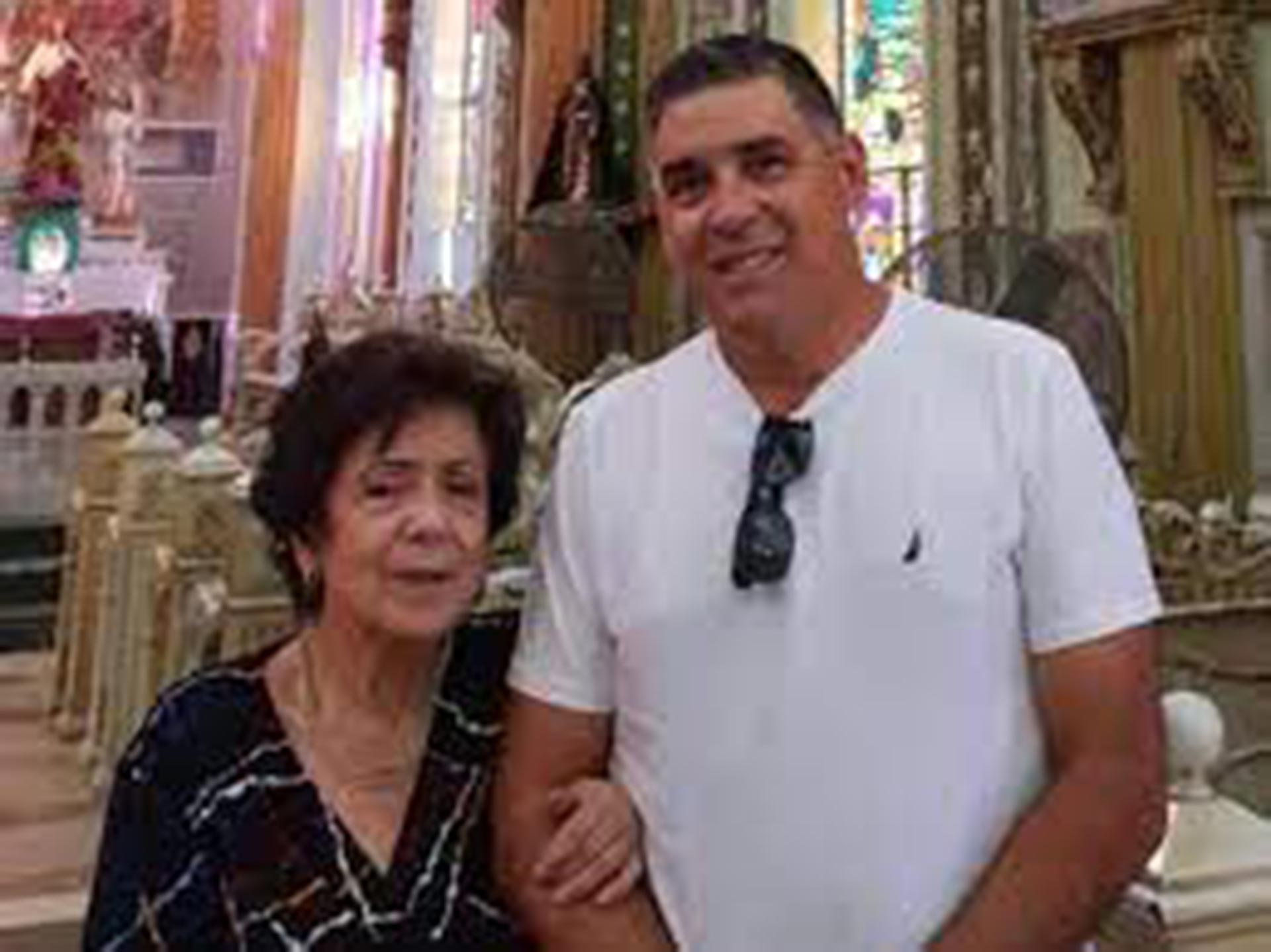 El capitán de Navío Luis De La Sotta Quiroga en una foto con su mamá