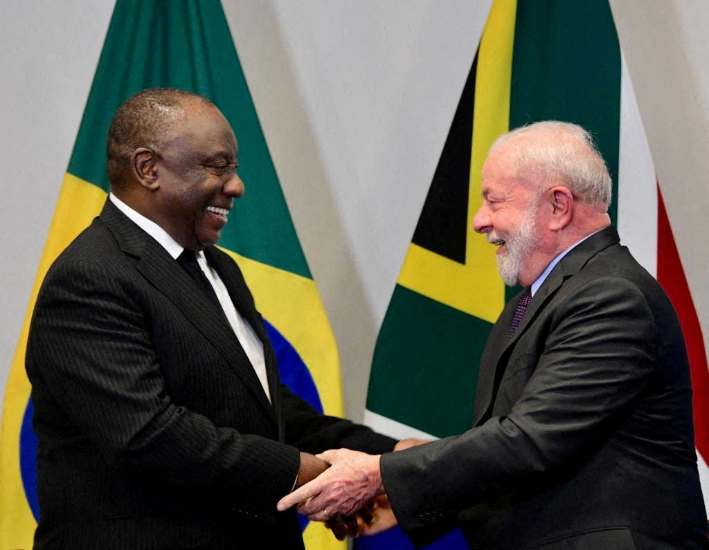 El presidente de Sudáfica,Cyril Ramaphosa con Lula, la semana pasada cuando el brasileño pidió por la incorporación de Argentina al grupo de los BRICS. REUTERS
