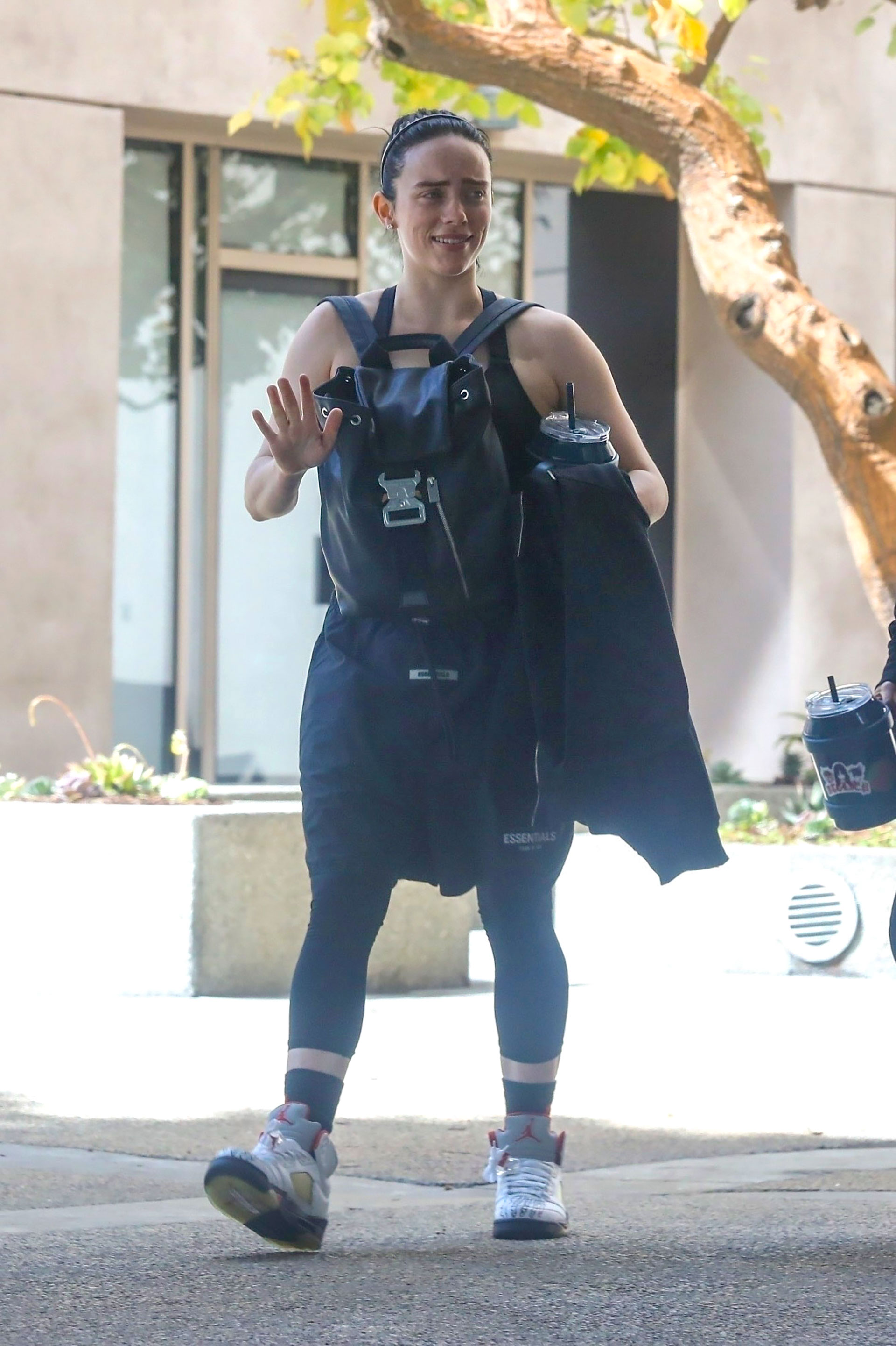 Selena Gomez sorprendió a los fanáticos que la esperaban en el set de filmación de "Only Murders in the Building" en Manhattan, Nueva York. La actriz saludó a quienes estaban allí presentes pese a que se trataba de un día de frío y lluvia. Llevaba su vestuario para la escena, y se abrigó con una campera de plumas color lila (Fotos: The Grosby Group)