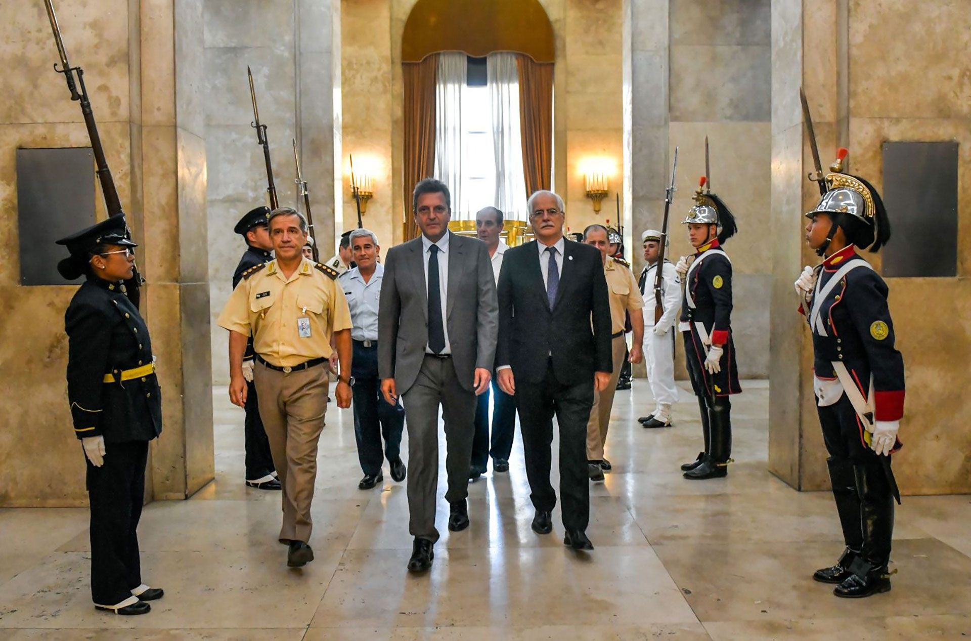 Massa y Taiana anunciaron que los sueldos militares aumentarán por encima de  los de la administración pública - Infobae