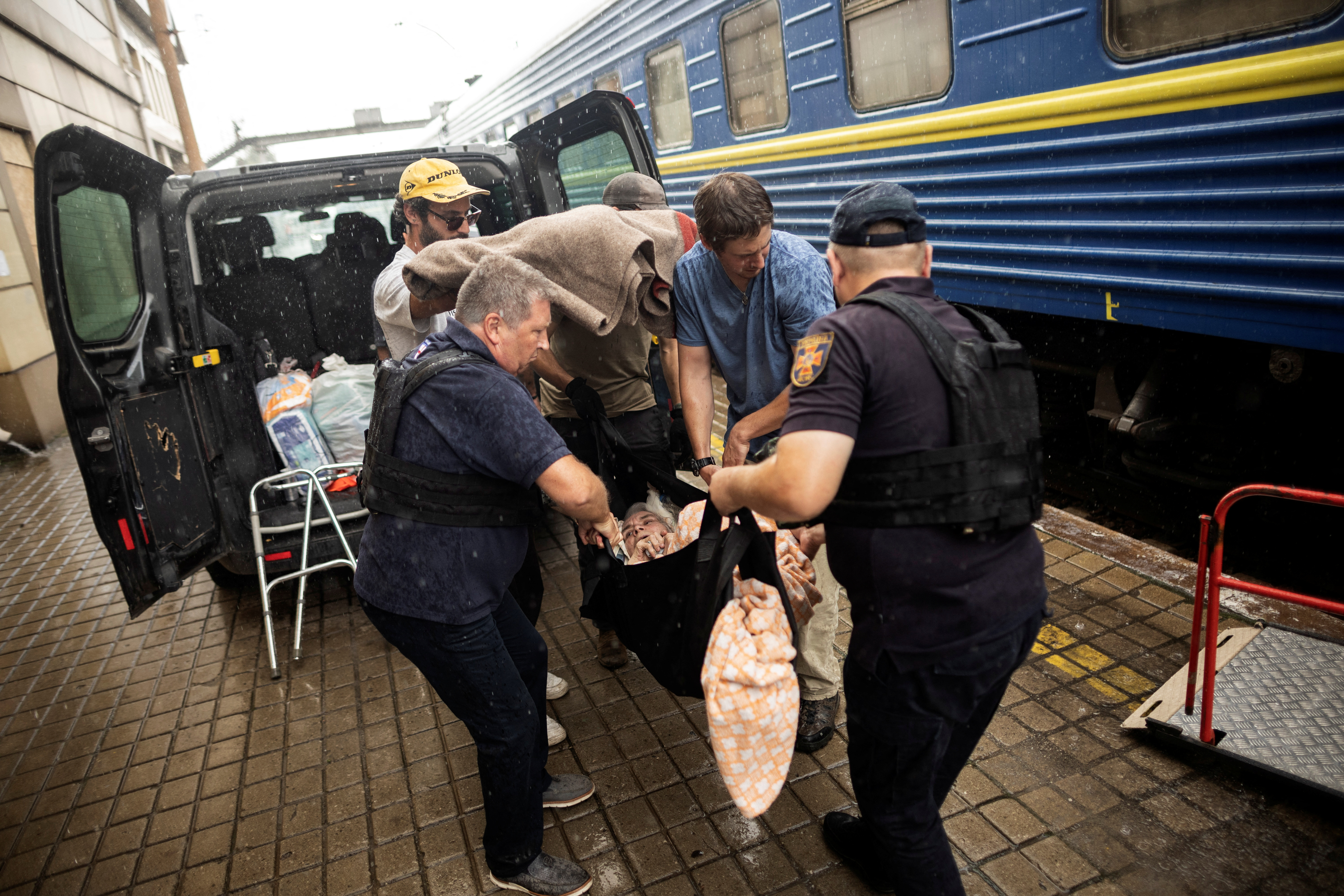 Sekelompok orang tua dan sakit dievakuasi di kota Pokrovsk, sebelum serangan balasan Ukraina untuk membebaskan kota Kherson yang diduduki Rusia berlanjut di sana.  REUTERS/Alkis Konstantinidis