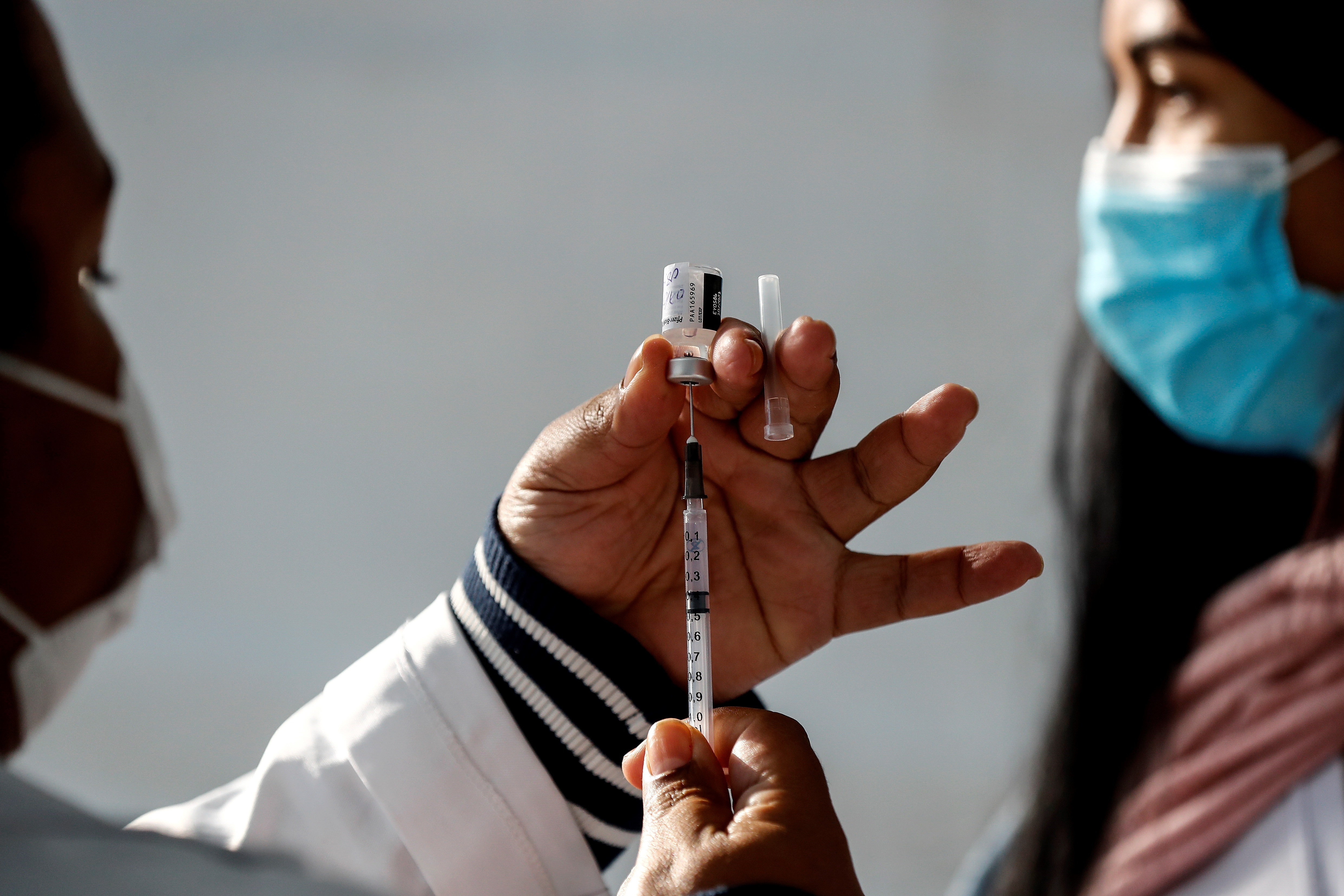 Una mujer prepara una vacuna contra la covid-19 en Sao Paulo (Brasil). (EFE/Sebastiao Moreira)
