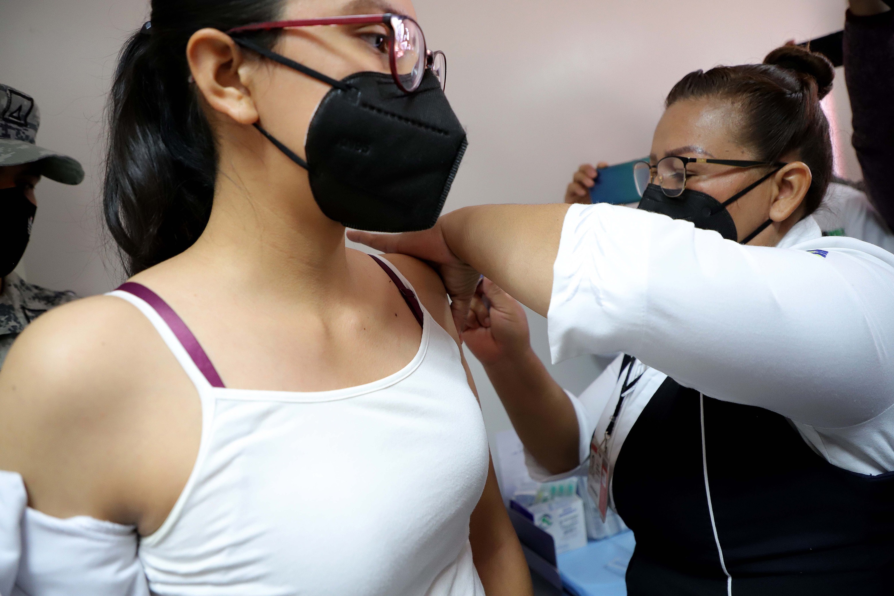 Personal de salud recibe la dosis de la vacuna contra la COVID-19, hoy en el Hospital de la Mujer, en la ciudad de Culiacán en el estado de Sinaloa, México. 13 de enero de 2021.