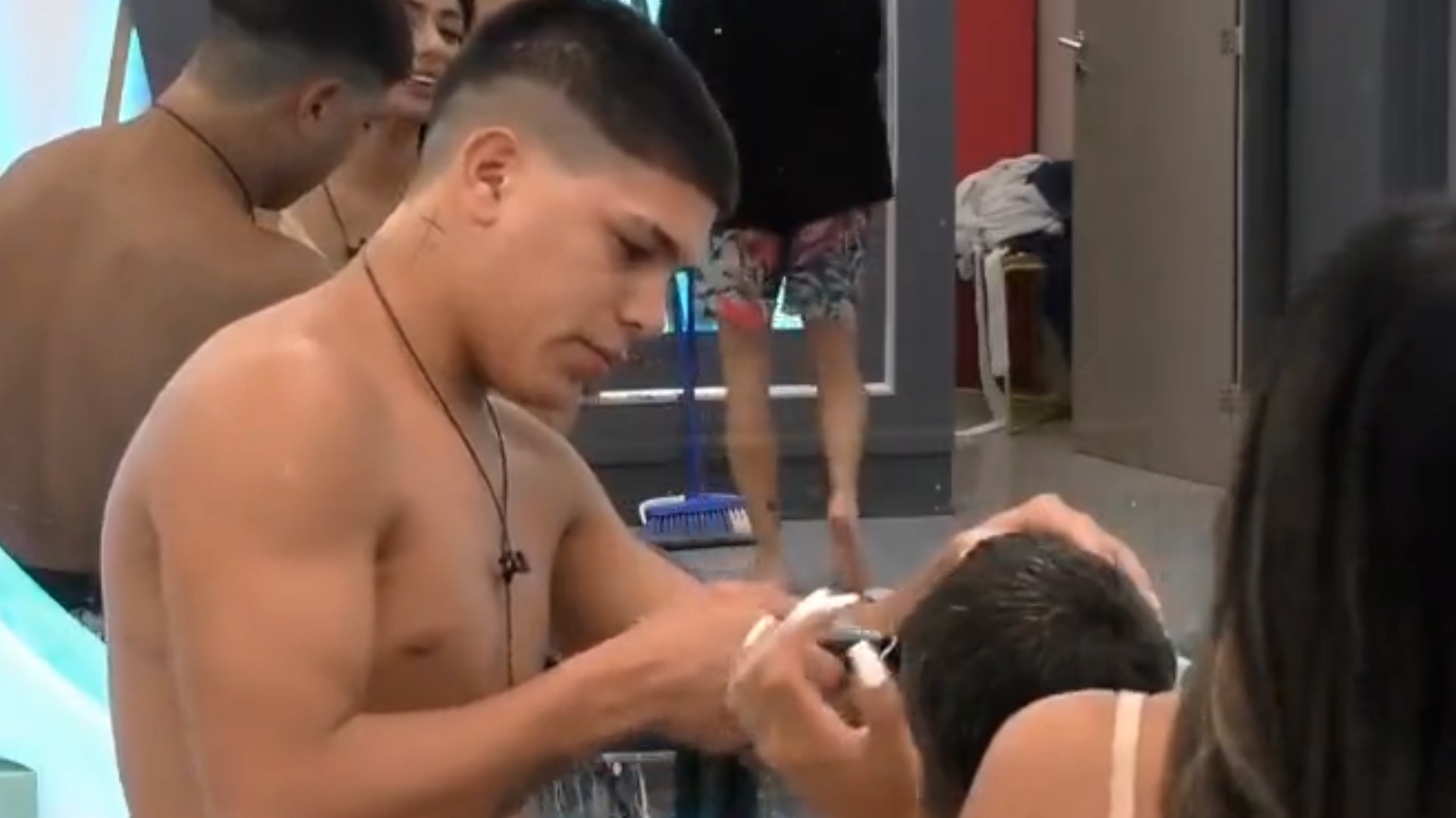 Sesión De Peluquería En Gran Hermano Los Jugados Looks De Thiago Y El Conejo Y La Sincera 0011