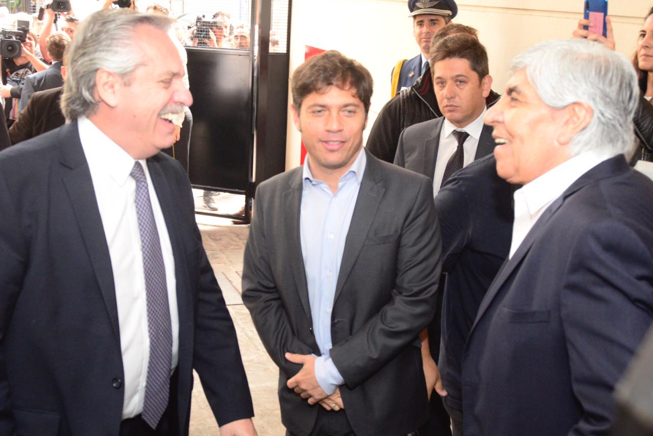 Alberto Fernández con Hugo Moyano, designado en el Consejo, cuando el presidente asistió a una inauguración en el Sanatorio de Camioneros y lo calificó de "dirigente ejemplar"