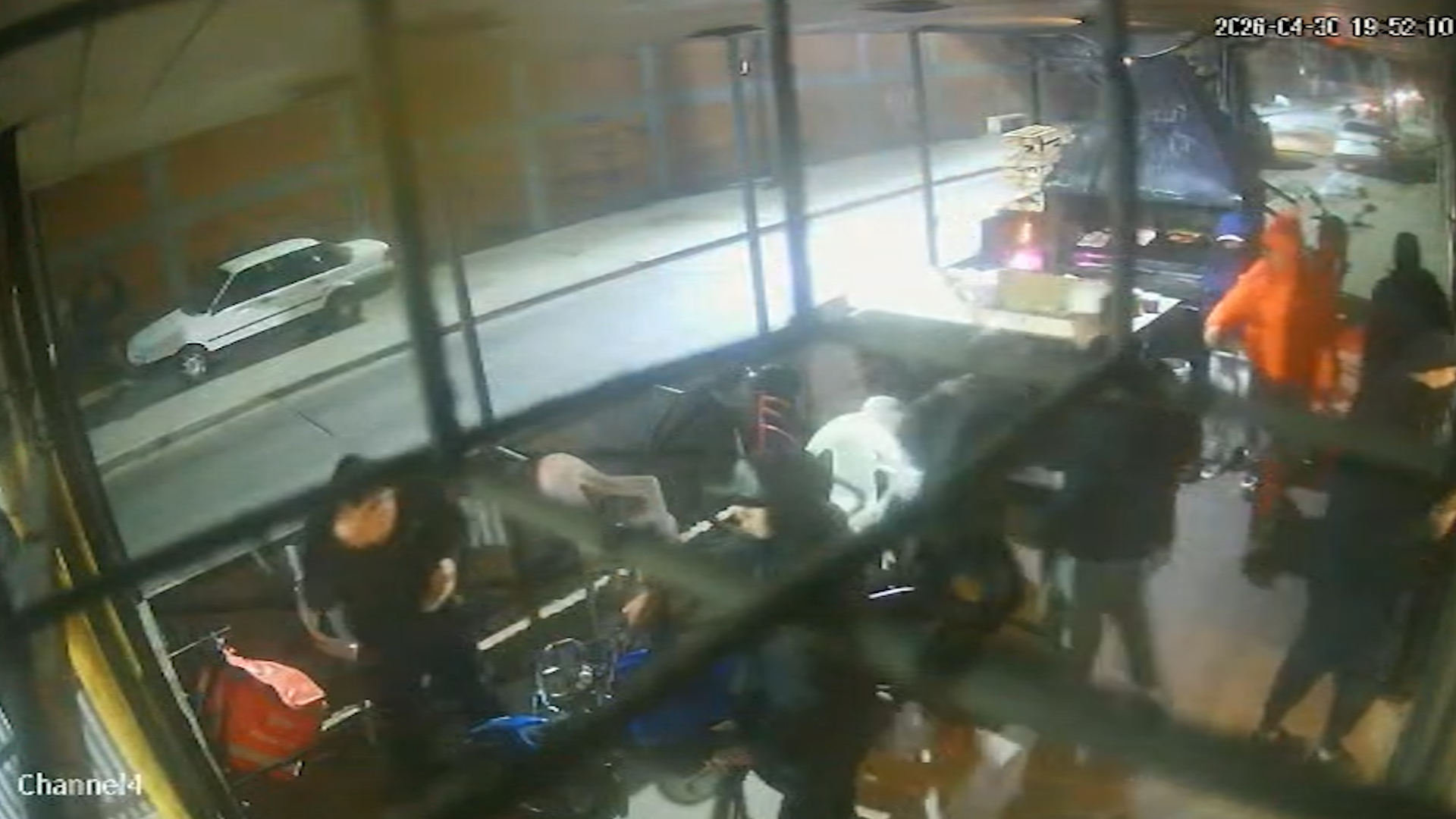 Violento robo pira&ntilde;a en una rotiser&iacute;a: enca&ntilde;onaron a los repartidores, los golpearon y les robaron las motos