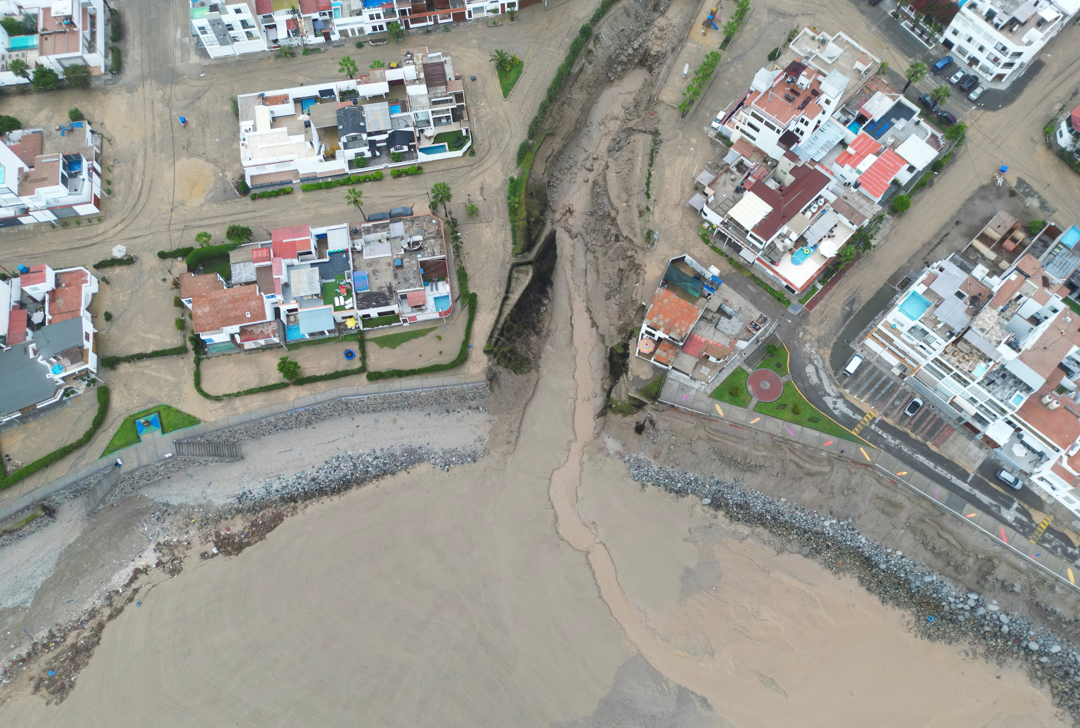 A mudslide triggered by Cyclone Yaku covers the streets of the seaside resort of Punta Hermosa, on the outskirts of Lima, in Peru March 15, 2023. REUTERS/Sebastian Castaneda