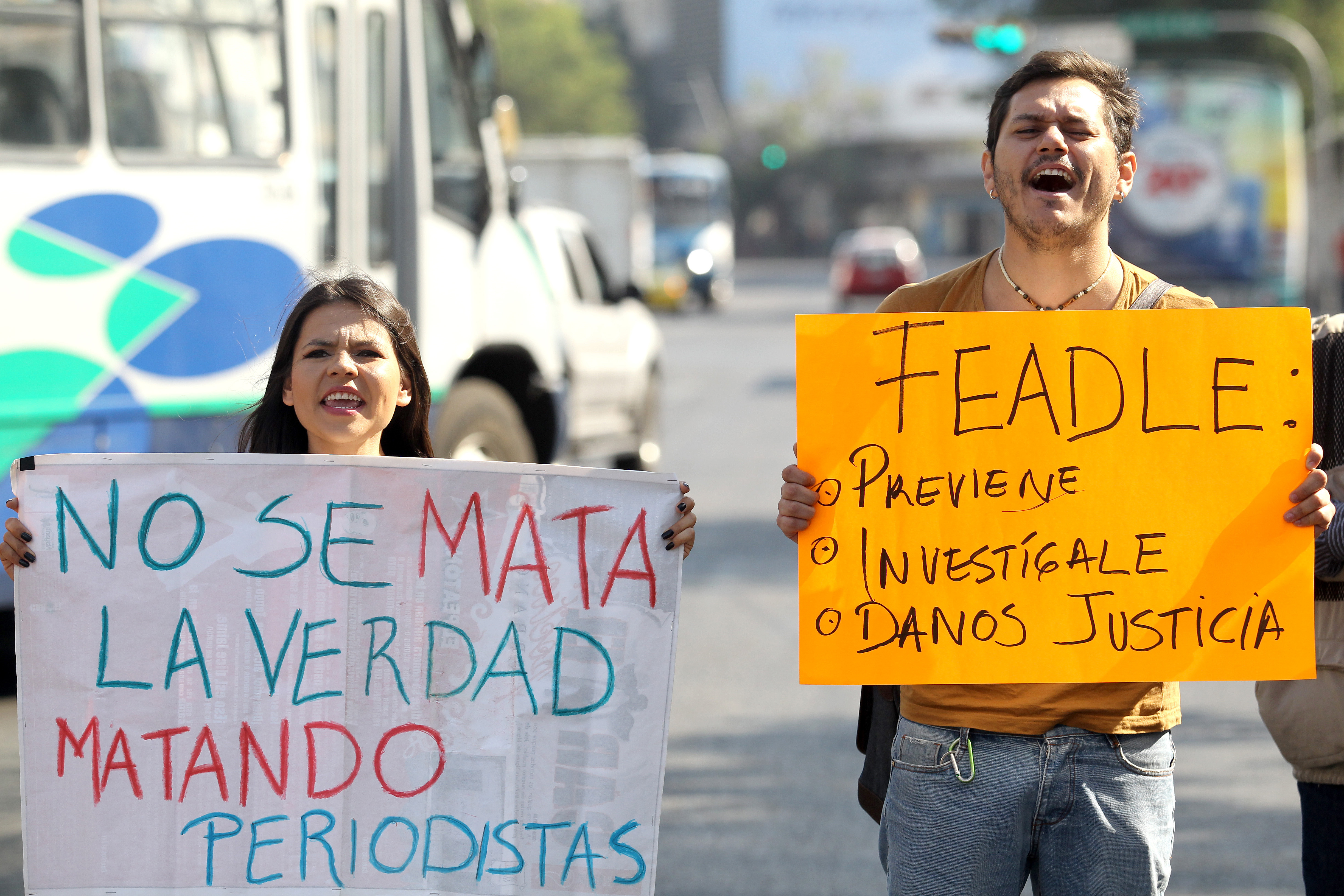 Manifestantes protestan en rechazo por el asesinato de comunicadores en Guadalajara (México). EFE/Archivo
