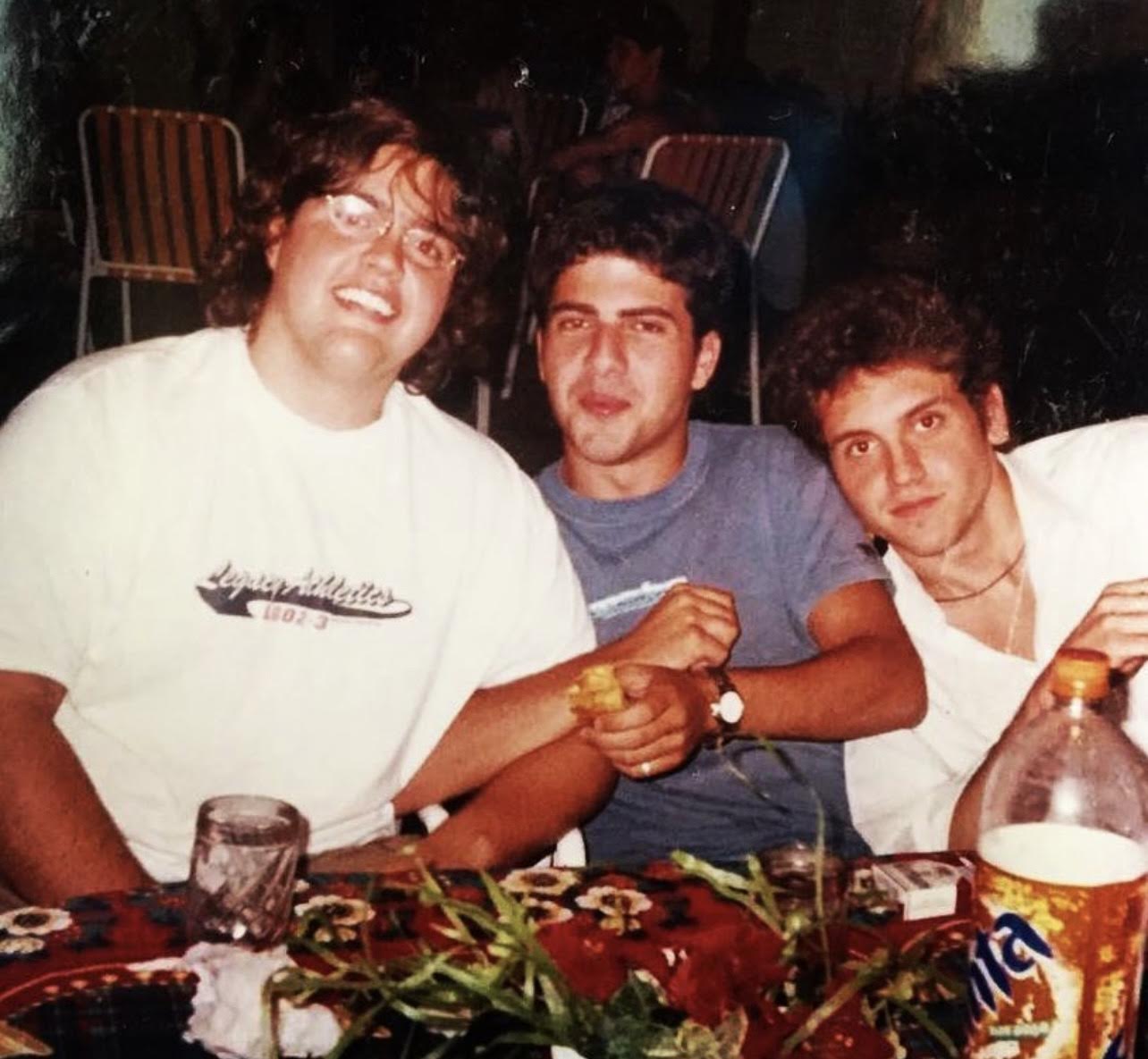 Darío Barassi entre amigos, en 1998