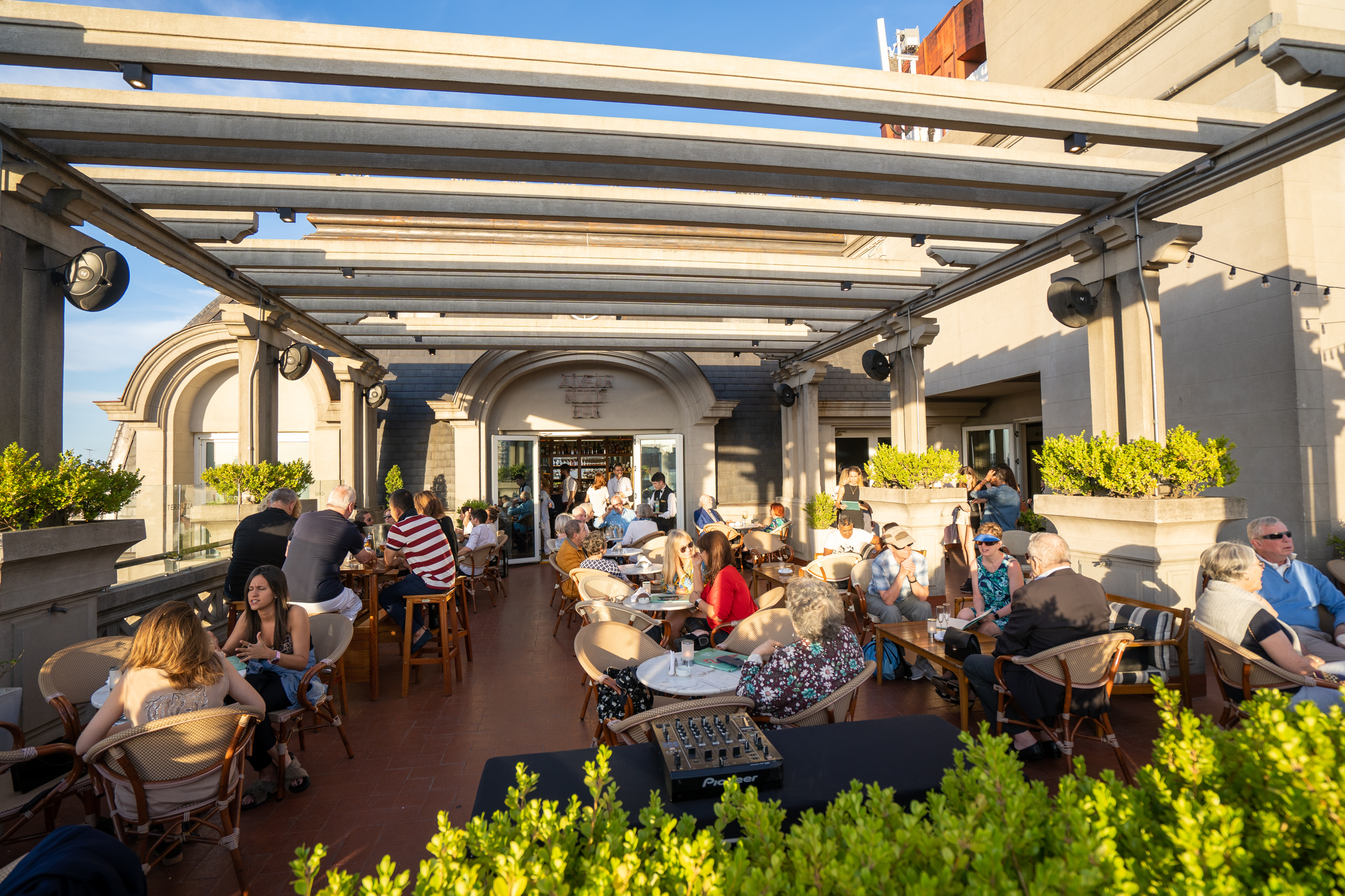 El verano es una estación ideal para disfrutar las terrazas de Buenos Aires (Alvear roof bar)