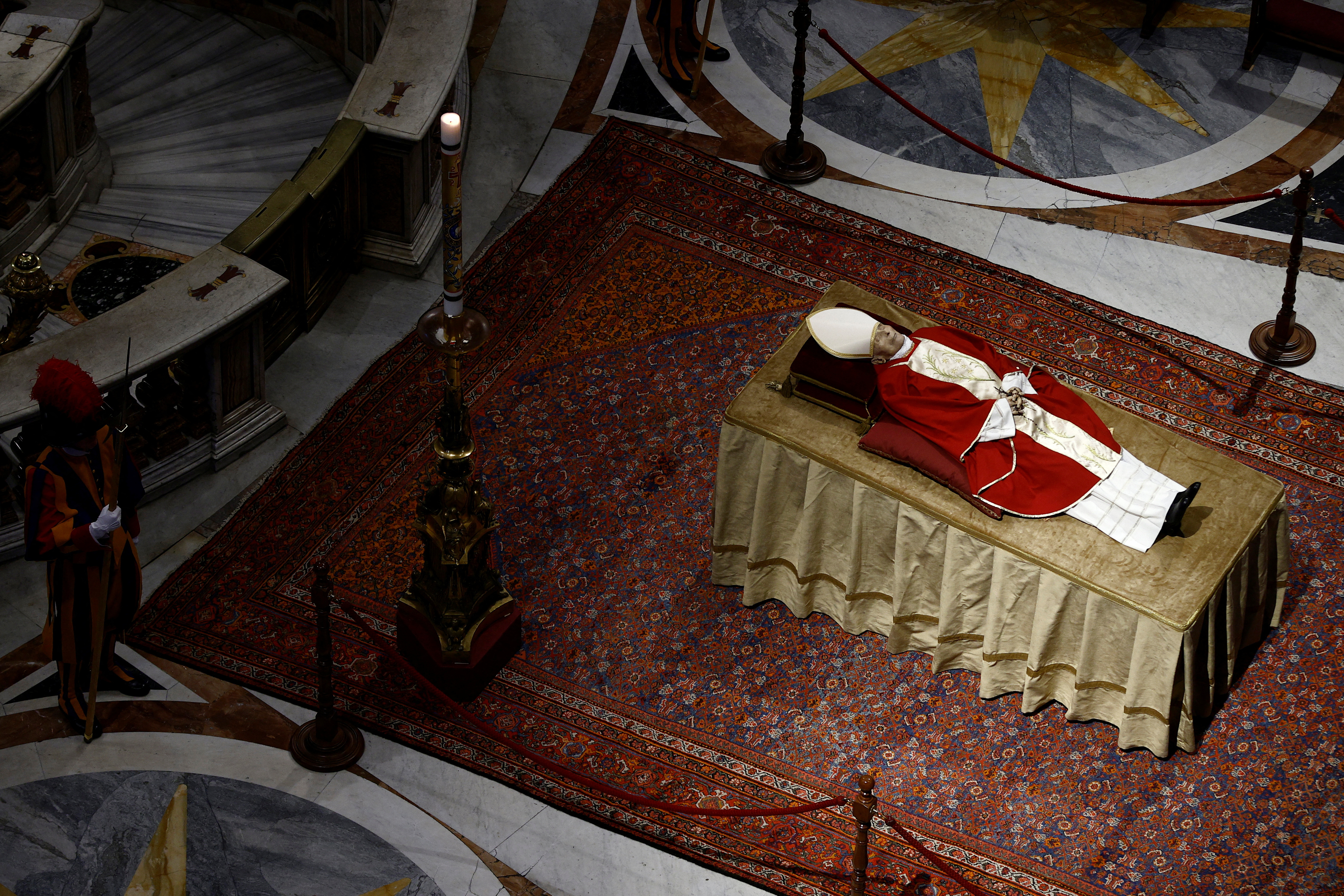 Más de 200.000 personas participaron en la capilla ardiente. (REUTERS/Guglielmo Mangiapane)