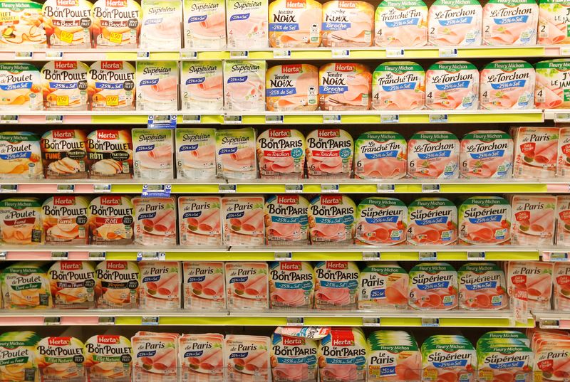 El supermercado anunció que 100 productos estarán con el precio congelado, debido a la inflación galopante de Francia.  REUTERS/Regis Duvignau