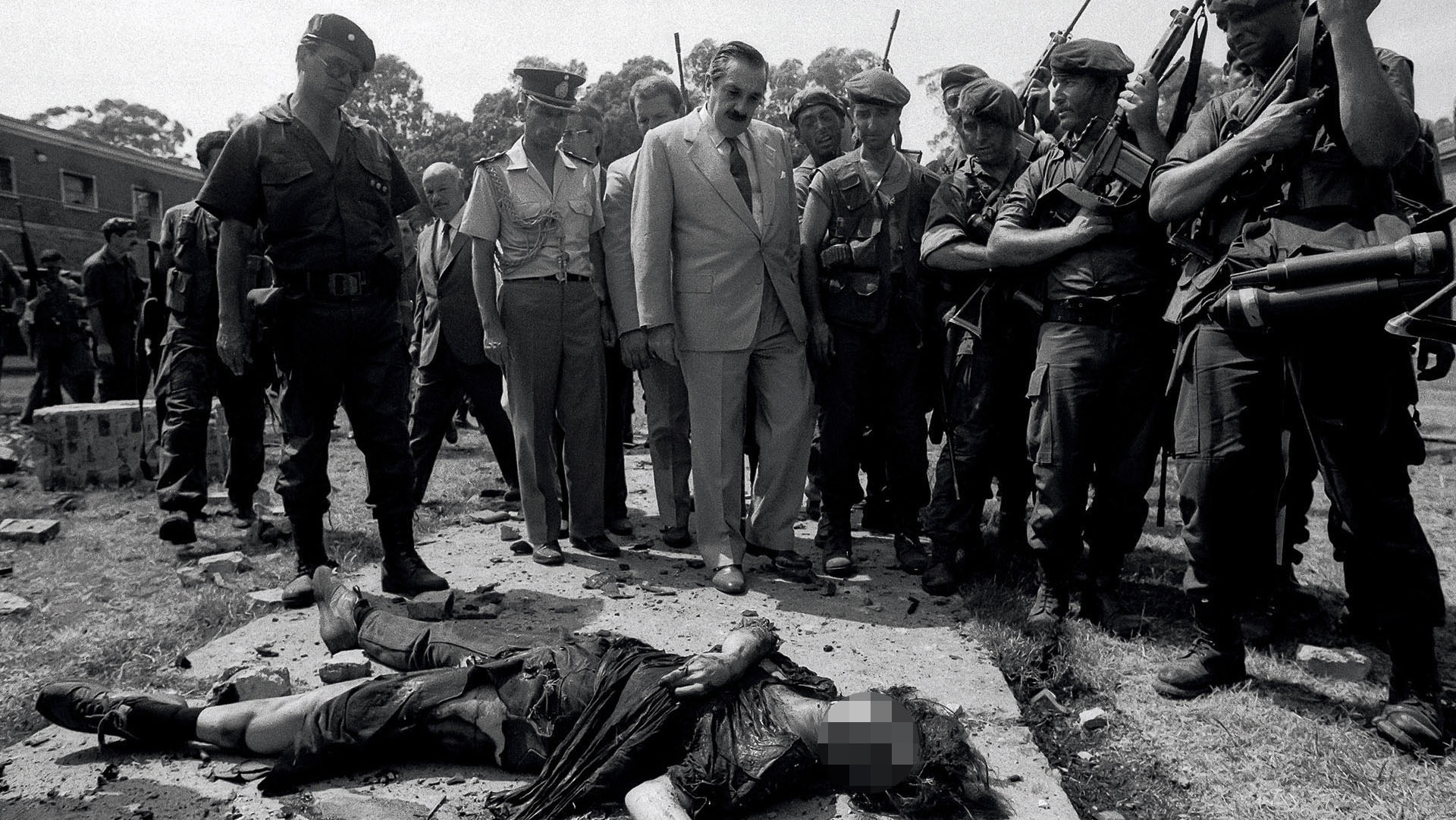 Raúl Alfonsín frente al cuerpo de uno de los integrantes del MTP (Víctor Bugge)