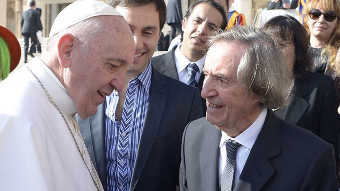 El Papa Francisco con Carlitos Balá: cuando cumplió 90 años el Sumo Pontífice lo sorprendió con una felicitación personal