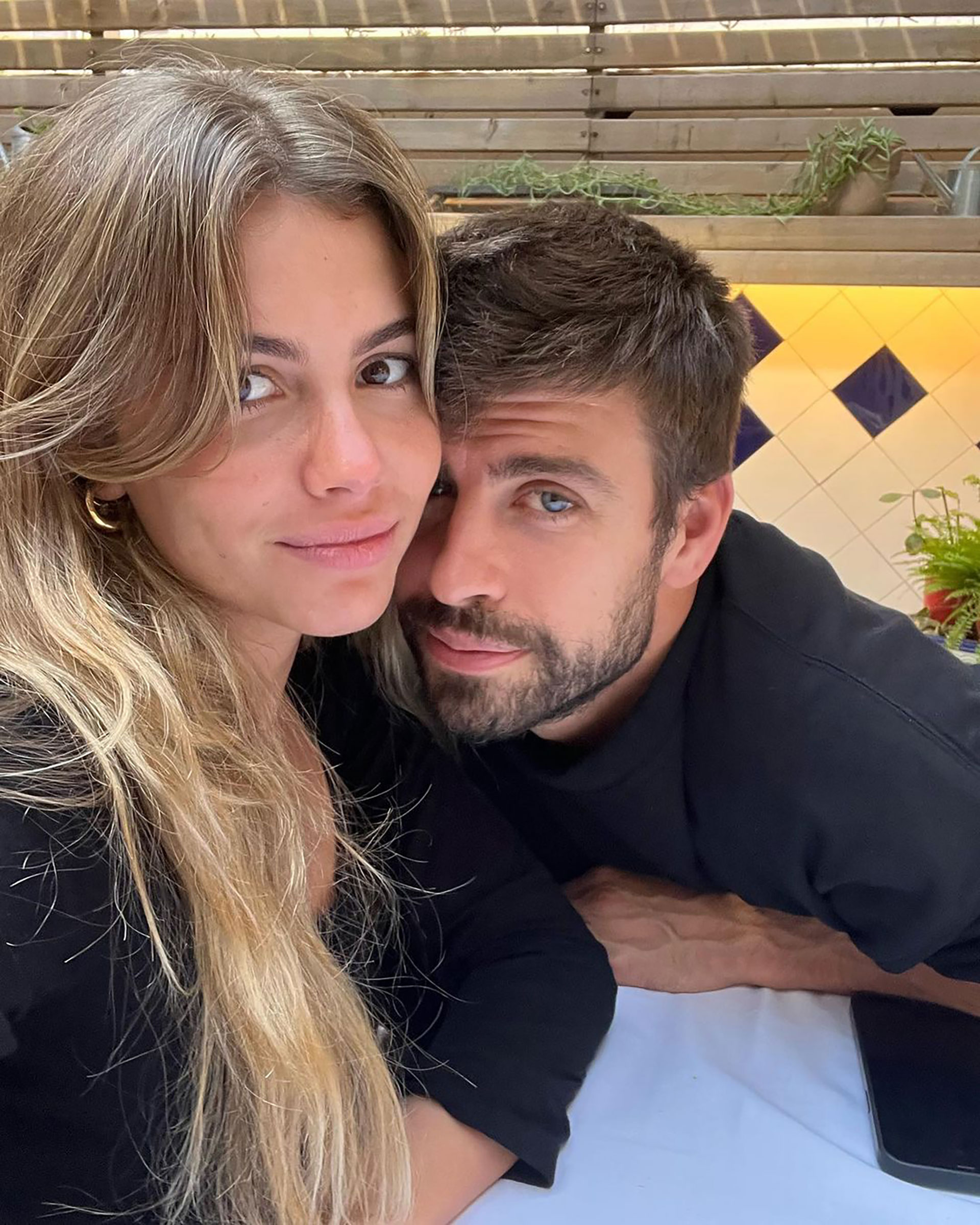 Las redes sociales explotaron con la publicación de la primera fotografía de Gerard Piqué junto a su novia Clara Chía en Instagram. Esta sería la respuesta del catalán al lanzamiento del nuevo tema de Shakira 